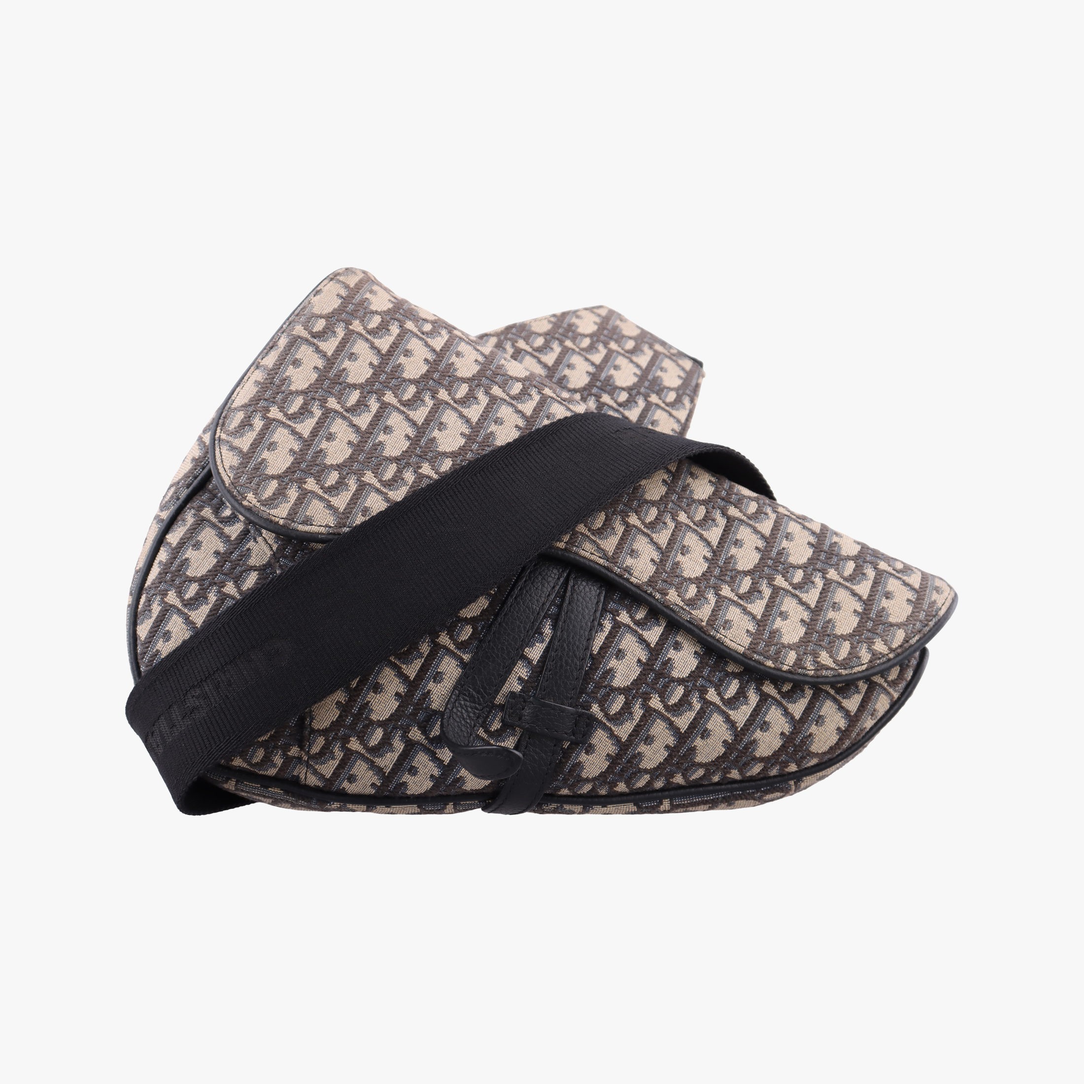 DETAILS プランド クリスチャンディオール Christian Dior ジャンル ボディバッグ/ウェストバッグ カラ一 ブルーブラック 素材 ジャガード×レザー 付属品 なし 商品番号 SC036640_407SC SIZE 厚さ 5cm 高さ 20cm 幅 26cm ショルダーストラップ長さ1 94cm DESCRIPTION 商品状態 全体の中度使用跡、包身軽度摩耗、中等度変色、汚れ、表面皮質の軽度変形、カバーの端の角、バッグの口の軽度の摩耗、開線、溢膠、内部の軽度摩耗、汚れ、破損、肩ベルトの軽度摩耗、汚れ、皮質中度摩耗、金属中性摩耗; におい その他のにおい CONDITION N 新品※付属品が付いていない爆合もあります S 新品、未使用品、展示品なと展示以外では使用汚れていないと思われる綺麗な商品※プランドジュエリ-については、新品仕上け商品も含みます A 保管・展示による多少のダメ-ジがある商品　数回使用した程度と思われる僅かなキズ、汚れがある新品同様品 AB 日常的に使用していた使用感やキズ・汚れなどがある商品 B キズや汚れがあり、全体的に使用感のある商品 C キズや汚れがあり、全体的にかなり使用感のある商品　キズや劣化等が目立つ商品 色や素材感に注意して撮影しておりますが、カメラの特性やご覧にな汚れているスマホ・PCの画面によって、色味や質感が異なって見える可能性があります。