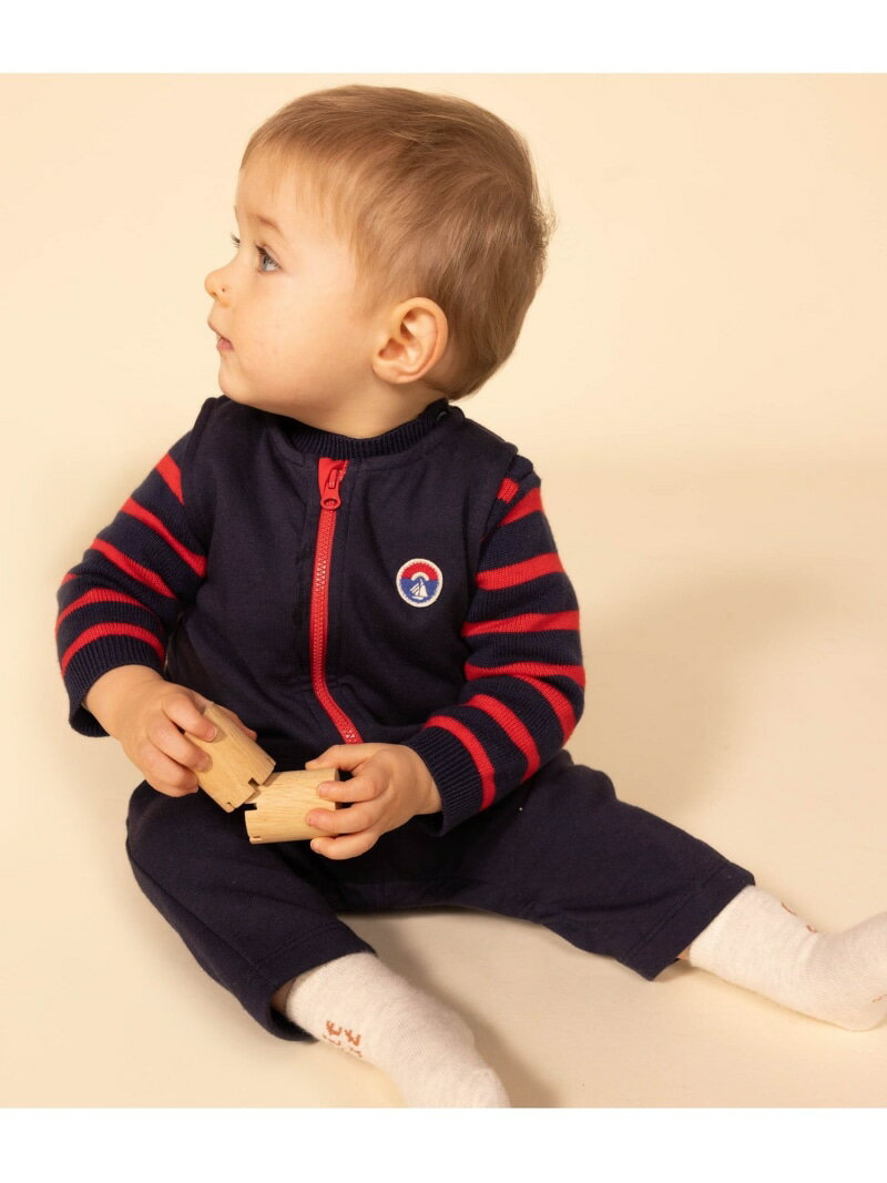 PETIT BATEAU（プチバトー）ダブルジャージサロペットネイビーのベースカラーに映える、レッドの差し色が目を引くダブルジャージサロペットです。ヴィンテージムードのあるアーカイブロゴパッチがミニマルなデザインのアクセントに。環境にやさしいオーガニックコットンを使用したしっかりとした両面編みの素材を採用。フロントには大きく開くジッパーが施してあるので、お着替えもすごく簡単。型番：A08CZ-01-030 JT4044【採寸】サイズ着丈身幅12ヶ月 74cm40.2cm28.5cm18ヶ月 81cm42.3cm29.5cm24ヶ月 86cm44.1cm30.5cm36ヶ月 95cm46.2cm31.5cm商品のサイズについて【商品詳細】チュニジア素材：コットン97% ナイロン3%サイズ：18ヶ月 81cm、12ヶ月 74cm、24ヶ月 86cm※画面上と実物では多少色具合が異なって見える場合もございます。ご了承ください。商品のカラーについて 【予約商品について】 ※「先行予約販売中」「予約販売中」をご注文の際は予約商品についてをご確認ください。 ■重要なお知らせ※ 2点以上ご購入の場合、全ての商品が揃い次第一括でのお届けとなります。お届け予定日の異なる商品をお買い上げの場合はご注意下さい。お急ぎの商品がございましたら分けてご購入いただきますようお願い致します。発送について ※ 買い物カートに入れるだけでは在庫確保されませんのでお早めに購入手続きをしてください。当店では在庫を複数サイトで共有しているため、同時にご注文があった場合、売切れとなってしまう事がございます。お手数ですが、ご注文後に当店からお送りする「ご注文内容の確認メール」をご確認ください。ご注文の確定について ※ Rakuten Fashionの商品ページに記載しているメーカー希望小売価格は、楽天市場「商品価格ナビ」に登録されている価格に準じています。 商品の価格についてPETIT BATEAUPETIT BATEAUのオーバーオール・サロペットオールインワン・オーバーオールご注文・お届けについて発送ガイドラッピンググッズ3,980円以上送料無料ご利用ガイドこの商品はセール商品のため返品・交換対象外です詳細はこちら &gt;&gt;