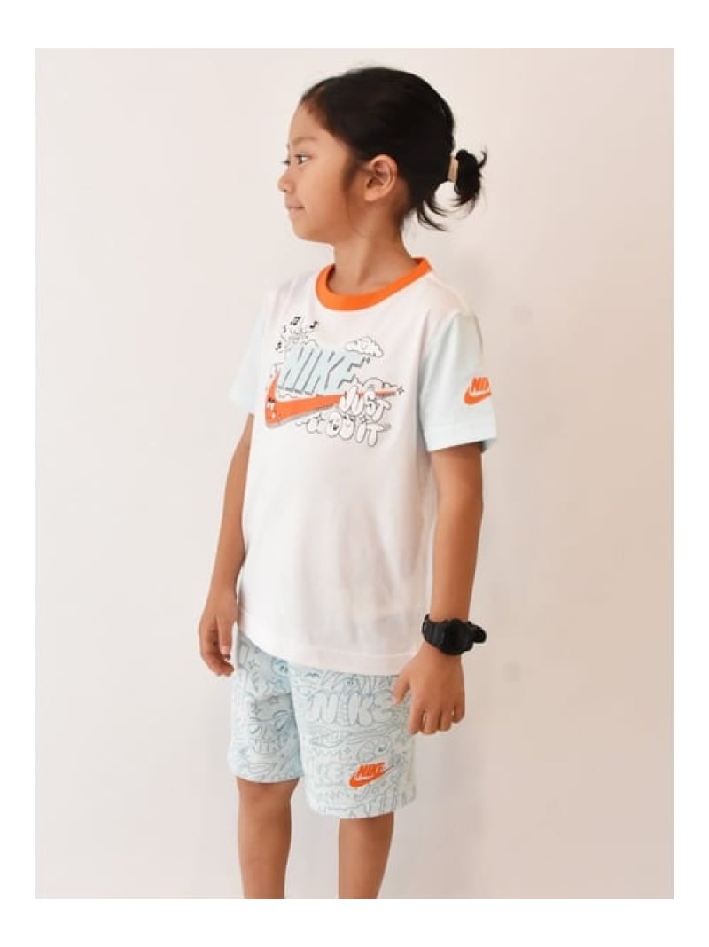 ROOKIE USA（ルーキーユーエスエー）キッズ(105-120cm) セット商品 NIKE(ナイキ) NKB B NSW CYOA SS TEE FT SHORT胸元のロゴとボトムスの総柄デザインがキュートなルックスのTシャツとパンツのセット。首元には配色を施しており、表情豊かな印象を与えます。パンツのウエストはゴム仕様なので、フィット感のある着心地を実現。デイリーユースやスポーツシーンにも大活躍してくれるアイテムです。[NIKE]型番：86M016-28-131 KU2248【採寸】サイズバスト着丈袖丈肩幅ウエストヒップ股上股下わたり周り裾幅4(105cm)Tシャツ62cmTシャツ42cmTシャツ13cmTシャツ28cmパンツ[ゴム仕様]48cmパンツ68cmパンツ20.5cmパンツ10cmパンツ41cmTシャツ31.5/パンツ19cm5(110cm)Tシャツ65cmTシャツ44cmTシャツ13cmTシャツ29cmパンツ[ゴム仕様]50cmパンツ69cmパンツ21cmパンツ11cmパンツ43cmTシャツ32.5/パンツ19.5cm6(115cm)Tシャツ68cmTシャツ46.5cmTシャツ14cmTシャツ30mパンツ[ゴム仕様]51cmパンツ72cmパンツ21.5cmパンツ12cmパンツ44cmTシャツ34/パンツ20cm7(120cm)Tシャツ70cmTシャツ47cmTシャツ14.5cmTシャツ31.5mパンツ[ゴム仕様]53cmパンツ73cmパンツ22cmパンツ14cmパンツ45cmTシャツ36/パンツ20.5cm商品のサイズについて【商品詳細】ベトナム素材：綿60%,ポリエステル40%サイズ：4(105cm)、5(110cm)、6(115cm)、7(120cm)※画面上と実物では多少色具合が異なって見える場合もございます。ご了承ください。商品のカラーについて 【予約商品について】 ※「先行予約販売中」「予約販売中」をご注文の際は予約商品についてをご確認ください。 ■重要なお知らせ※ 2点以上ご購入の場合、全ての商品が揃い次第一括でのお届けとなります。お届け予定日の異なる商品をお買い上げの場合はご注意下さい。お急ぎの商品がございましたら分けてご購入いただきますようお願い致します。発送について ※ 買い物カートに入れるだけでは在庫確保されませんのでお早めに購入手続きをしてください。当店では在庫を複数サイトで共有しているため、同時にご注文があった場合、売切れとなってしまう事がございます。お手数ですが、ご注文後に当店からお送りする「ご注文内容の確認メール」をご確認ください。ご注文の確定について ※ Rakuten Fashionの商品ページに記載しているメーカー希望小売価格は、楽天市場「商品価格ナビ」に登録されている価格に準じています。 商品の価格についてROOKIE USAROOKIE USAのその他のトップストップスご注文・お届けについて発送ガイドラッピンググッズ3,980円以上送料無料ご利用ガイド