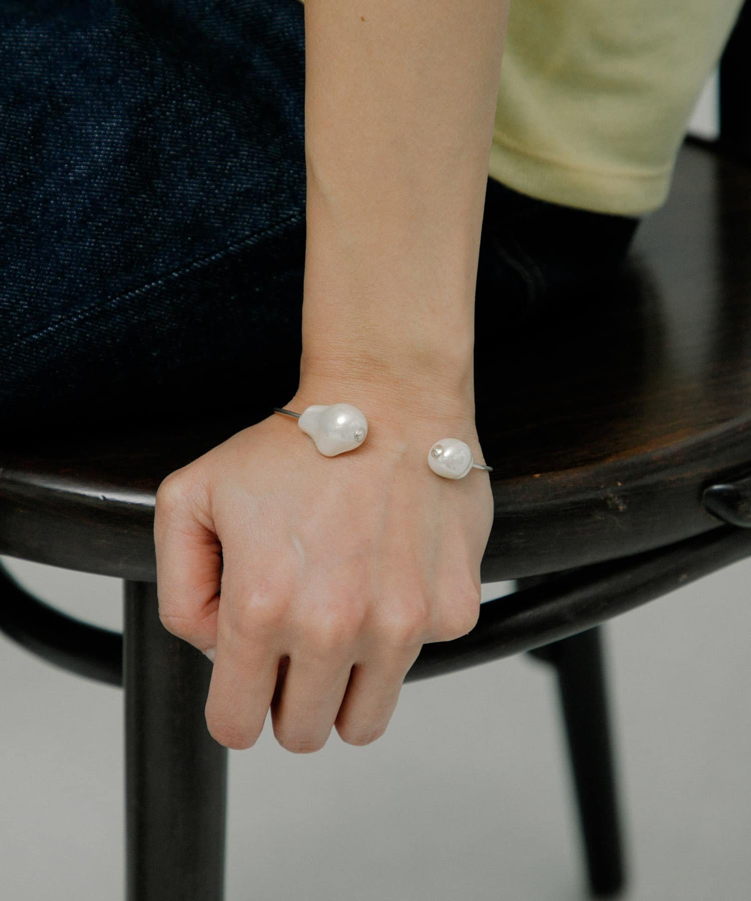 【SALE／55%OFF】URBAN RESEARCH mounir Shell pearl bangle アーバンリサーチ アクセサリー・腕時計 ブレスレット・バングル シルバー【送料無料】