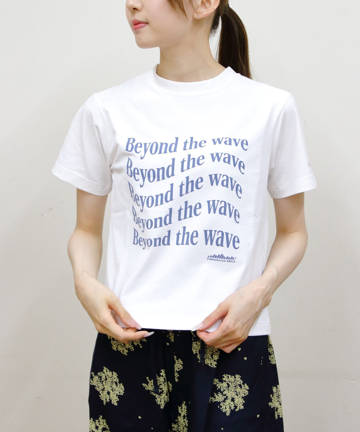 THOUSAND MILE THOUSAND MILE/(W)サウザンドマイル ショートスリーブコンパクトプリントTEE SHORT SLEEVE COMPACT PRINT TEE ステップス トップス カットソー・Tシャツ ブラック ブラウン ホワイト