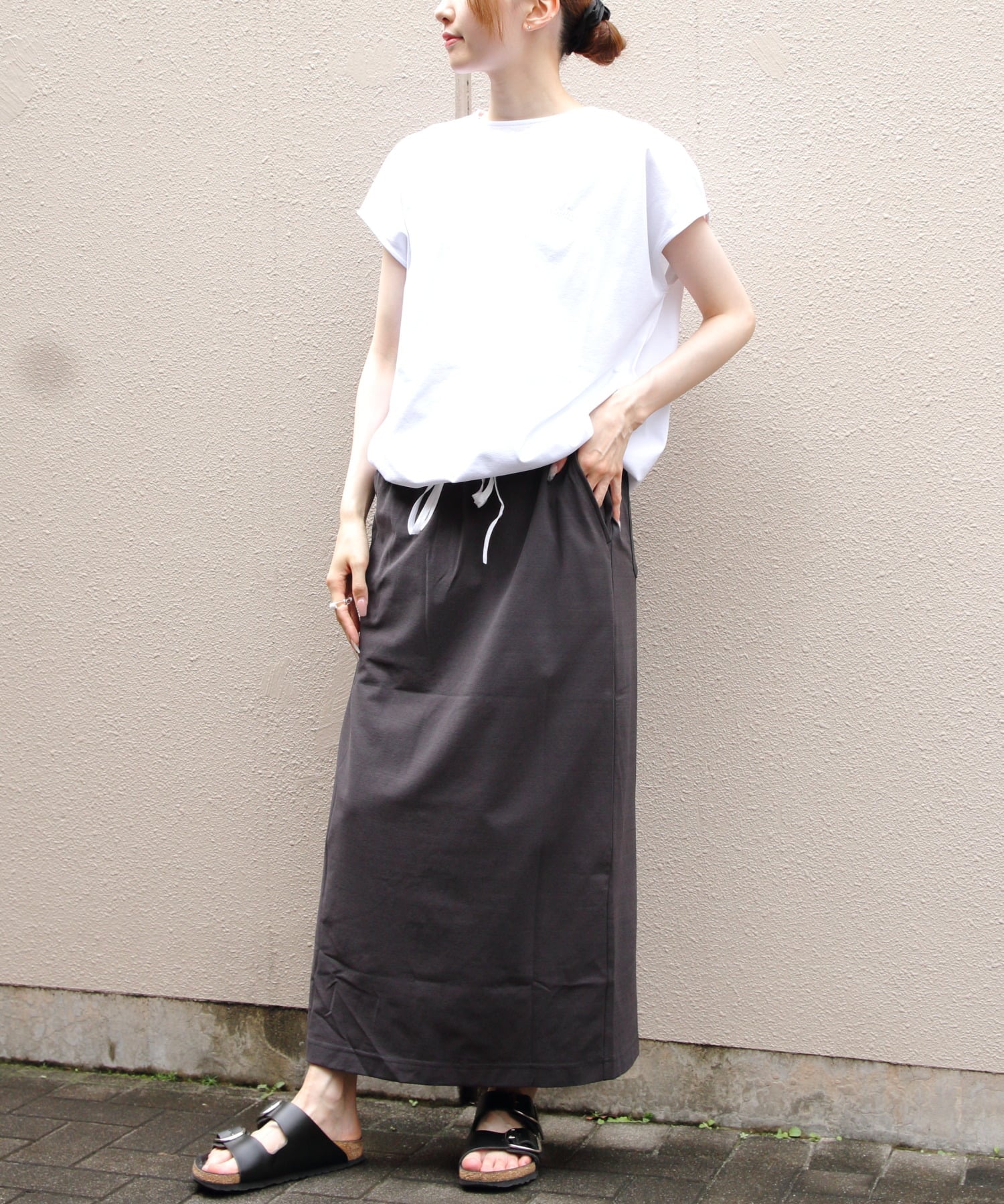 THOUSAND MILE THOUSAND MILE/(W)サウザンドマイル ギャザーヘムTEE&スカート セットアップ GATHERD HEM TEE & SKIRT SET ステップス トップス カットソー・Tシャツ ブラック ホワイト