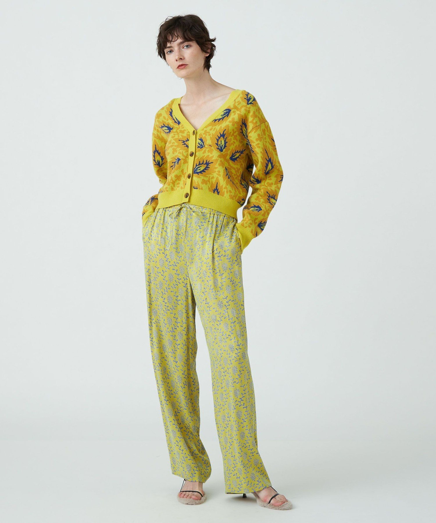 【SALE／40%OFF】SOULEIADO ダブルジャガード Vネックカーディガン トゥモローランド トップス ニット イエロー ベージュ【送料無料】
