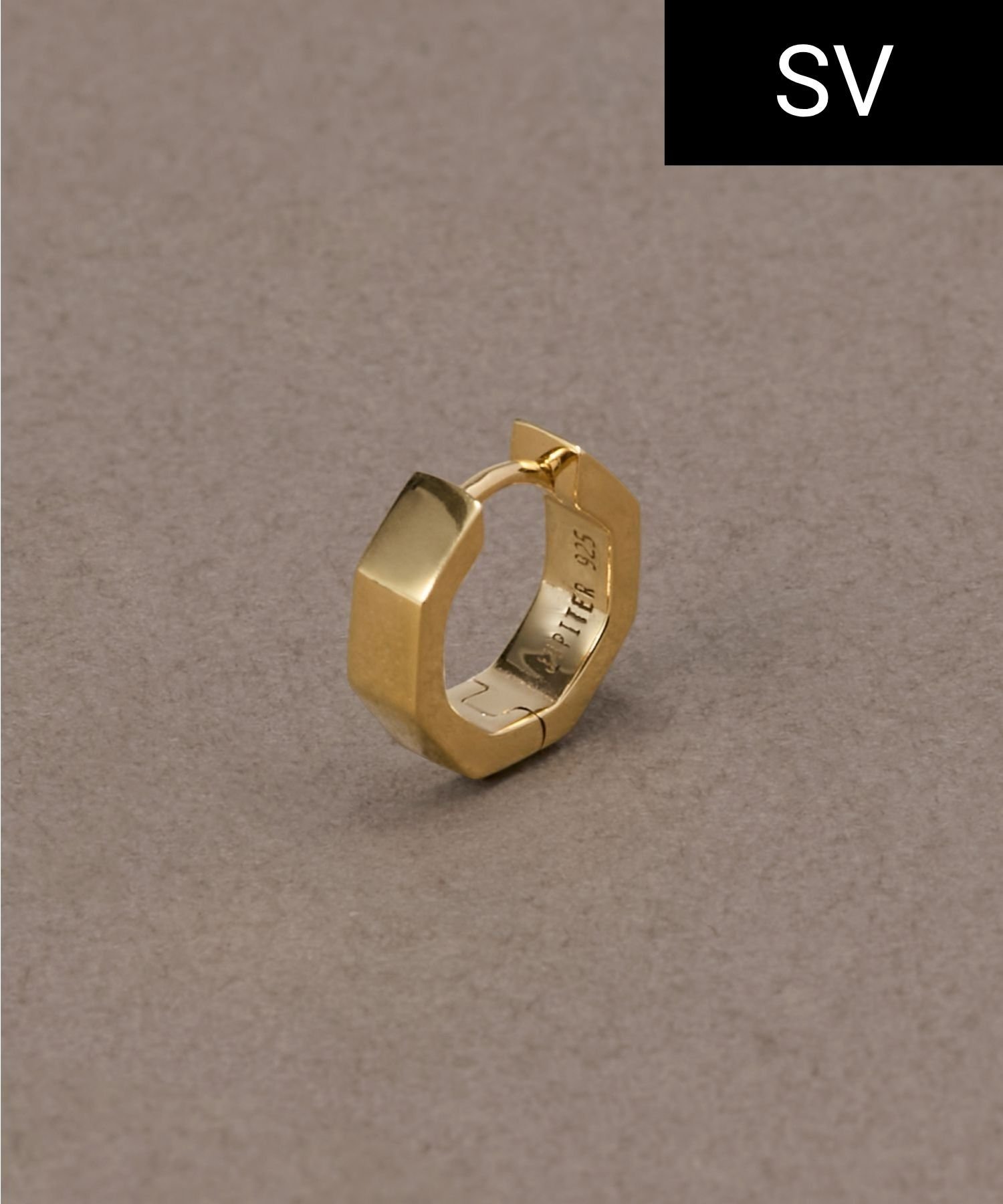 JEWEL ADDICT（ジュエルアディクト）【SV】オクタゴンミニマルフープピアス 片耳/ニッケルフリー ゴールド八角形のフォルムが印象的な、ミニマルなフープピアス立体的に面取りされたオクタゴンシェイプが、角度によってさまざまな表情を映し出し、凛とした輝きを演出します。ミニマルなフォルムに宿る洗練された美しさが、日常の装いをさりげなく引き立てます。キャッチレスで簡単に装着できる遮断式のため、ストレスフリーにお使いいただけます。ユニセックスでお使い頂けるので、ギフトやペアジュエリーとしてもおすすめです。※付属品はリニューアルに伴い画像と異なる場合がございます。予めご了承くださいませ。--------------------------------------------------------------＜肌に優しいニッケルフリージュエリー＞こちらの商品は、ニッケルフリーの素材を使用しておりますので、安心してお楽しみいただけます。またSV925は錆にくい特徴があり、お手入れも簡単です。金属アレルギー対応商品ですが、必ずしもアレルギーが起きないことをお約束するものではございません。--------------------------------------------------------------SILVANTCOLLECTION【octagonhoopピアス】◆◆◆JUPITER/ジュピター◆◆◆ーMylikesー　私らしくひとつひとつ丁寧に作られたジュエリーは、自信とやさしさを与えてくれる。だから、いつのときも、どんなときも身に付けていたい。そう、このジュエリーがあれば、私らしくいられる時代を超え、絆が生まれるジュエリー。シンプルでありつつも、「ありそうでなかったデザイン」のジュエリーを提案しています。型番：19263-1405-0-00 SQ0010【採寸】サイズ大きさ幅ポストの太さF約縦10mm×横10mm約3.5mm0.7mm商品のサイズについて【商品詳細】日本素材：SV K18YGコーティング,鏡面仕上げサイズ：F※画面上と実物では多少色具合が異なって見える場合もございます。ご了承ください。商品のカラーについてJEWEL ADDICT（ジュエルアディクト）【SV】オクタゴンミニマルフープピアス 片耳/ニッケルフリー ゴールド八角形のフォルムが印象的な、ミニマルなフープピアス立体的に面取りされたオクタゴンシェイプが、角度によってさまざまな表情を映し出し、凛とした輝きを演出します。ミニマルなフォルムに宿る洗練された美しさが、日常の装いをさりげなく引き立てます。キャッチレスで簡単に装着できる遮断式のため、ストレスフリーにお使いいただけます。ユニセックスでお使い頂けるので、ギフトやペアジュエリーとしてもおすすめです。※付属品はリニューアルに伴い画像と異なる場合がございます。予めご了承くださいませ。--------------------------------------------------------------＜肌に優しいニッケルフリージュエリー＞こちらの商品は、ニッケルフリーの素材を使用しておりますので、安心してお楽しみいただけます。またSV925は錆にくい特徴があり、お手入れも簡単です。金属アレルギー対応商品ですが、必ずしもアレルギーが起きないことをお約束するものではございません。--------------------------------------------------------------SILVANTCOLLECTION【octagonhoopピアス】◆◆◆JUPITER/ジュピター◆◆◆ーMylikesー　私らしくひとつひとつ丁寧に作られたジュエリーは、自信とやさしさを与えてくれる。だから、いつのときも、どんなときも身に付けていたい。そう、このジュエリーがあれば、私らしくいられる時代を超え、絆が生まれるジュエリー。シンプルでありつつも、「ありそうでなかったデザイン」のジュエリーを提案しています。型番：19263-1405-0-00 SQ0010【採寸】サイズ大きさ幅ポストの太さF約縦10mm×横10mm約3.5mm0.7mm商品のサイズについて【商品詳細】日本素材：SV K18YGコーティング,鏡面仕上げサイズ：F※画面上と実物では多少色具合が異なって見える場合もございます。ご了承ください。商品のカラーについて