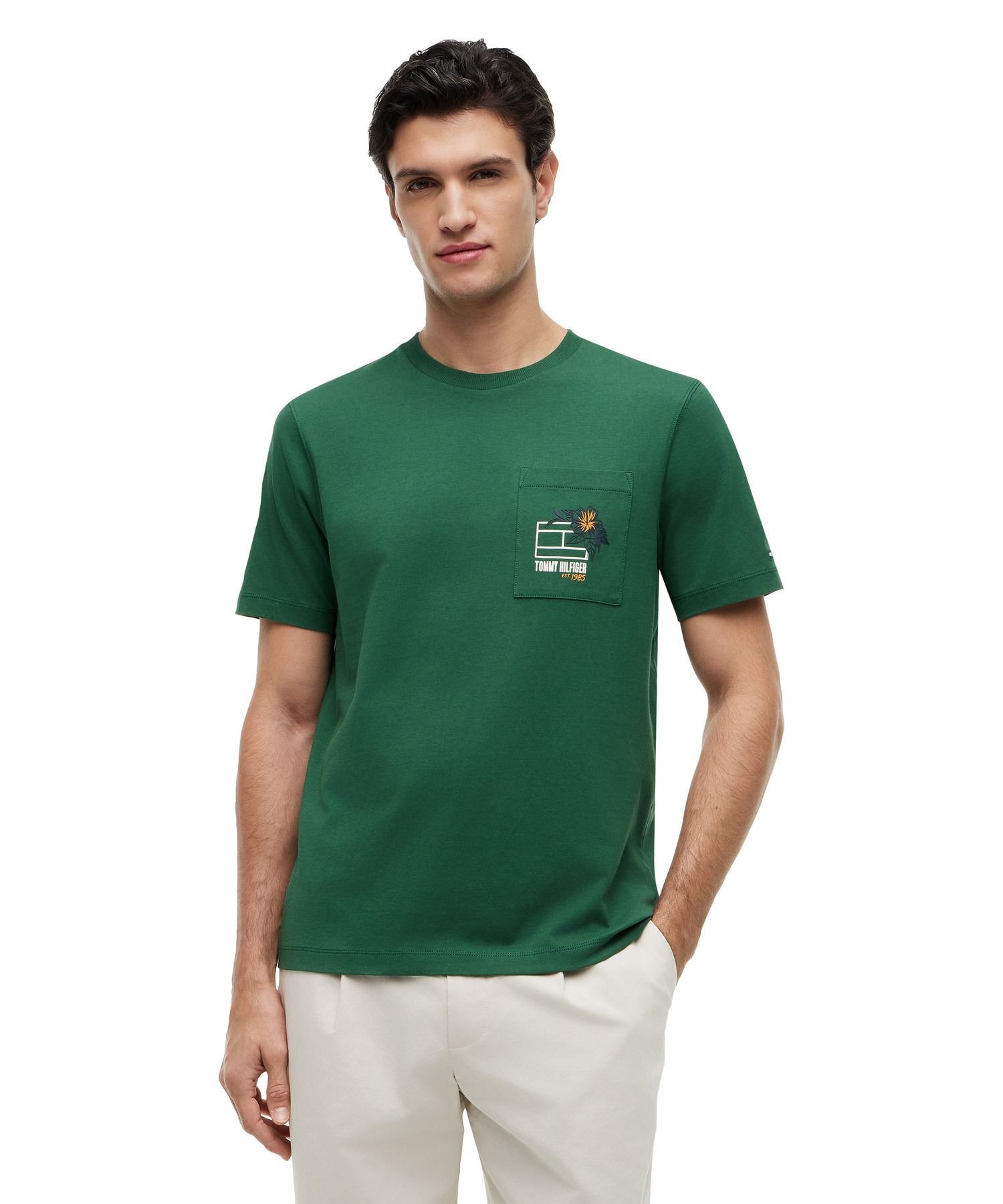 TOMMY HILFIGER（トミーヒルフィガー）花柄グラフィックポケットTシャツ 26SS花柄グラフィックポケットTシャツ鮮やかな花柄グラフィックが特徴のクルーネックショートスリーブTシャツ。毎日のベーシックな着こなしに、自然の息吹をプラスしてくれるピュアコットンジャージー素材のトップスです。軽快なショーツとも良く似合う1枚。レギュラーフィットのシルエットです。【サイズ】S：着丈cm70：身幅51cm肩幅：46cm袖丈：24cmM：着丈cm70：身幅54cm肩幅：47cm袖丈：24cmL：着丈cm72：身幅57cm肩幅：49cm袖丈：25cmXL：着丈cm73：身幅61cm肩幅：50cm袖丈：27cmmodel：0cm 着用サイズ：M【TOMMY HILFIGER】永遠のアメリカンクラシックをベースにモダンなひねりを加えたデザインが人気のトミーヒルフィガー。都会的で洗練されたメンズ・ウィメンズに加え、チルドレン、ゴルフライン、そしてよりカジュアルなデニムラインと豊富なカテゴリーが揃うグローバルブランド。型番：MW44260-L2N-S RY8012【採寸】商品のサイズについて【商品詳細】バングラディシュ素材：綿100%サイズ：SMALL、MEDIUM、LARGE、X-LARGE※画面上と実物では多少色具合が異なって見える場合もございます。ご了承ください。商品のカラーについてTOMMY HILFIGER（トミーヒルフィガー）花柄グラフィックポケットTシャツ 26SS花柄グラフィックポケットTシャツ鮮やかな花柄グラフィックが特徴のクルーネックショートスリーブTシャツ。毎日のベーシックな着こなしに、自然の息吹をプラスしてくれるピュアコットンジャージー素材のトップスです。軽快なショーツとも良く似合う1枚。レギュラーフィットのシルエットです。【サイズ】S：着丈cm70：身幅51cm肩幅：46cm袖丈：24cmM：着丈cm70：身幅54cm肩幅：47cm袖丈：24cmL：着丈cm72：身幅57cm肩幅：49cm袖丈：25cmXL：着丈cm73：身幅61cm肩幅：50cm袖丈：27cmmodel：0cm 着用サイズ：M【TOMMY HILFIGER】永遠のアメリカンクラシックをベースにモダンなひねりを加えたデザインが人気のトミーヒルフィガー。都会的で洗練されたメンズ・ウィメンズに加え、チルドレン、ゴルフライン、そしてよりカジュアルなデニムラインと豊富なカテゴリーが揃うグローバルブランド。型番：MW44260-L2N-S RY8012【採寸】商品のサイズについて【商品詳細】バングラディシュ素材：綿100%サイズ：SMALL、MEDIUM、LARGE、X-LARGE※画面上と実物では多少色具合が異なって見える場合もございます。ご了承ください。商品のカラーについて
