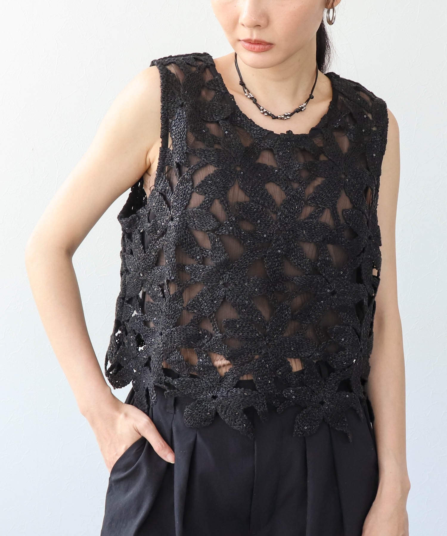 【SALE／30%OFF】Three Four Time Three Four Time/カギ編み箔フラワーモチーフレースベスト スリーフォータイム トップス ベスト・ジレ ブラック ベージュ【送料無料】