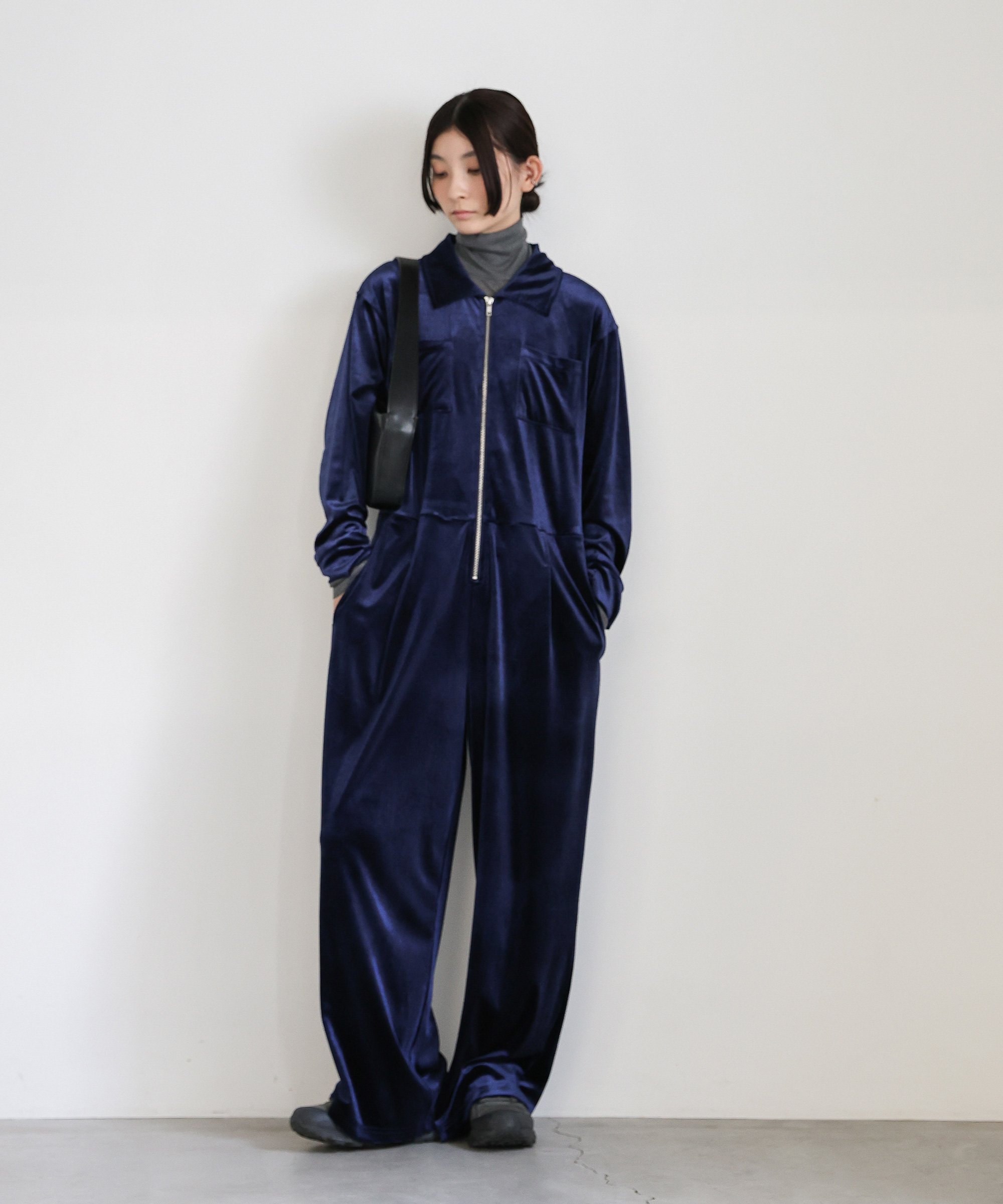 SELECT MOCA（セレクトモカ）フロントジップベロアオールインワン洗練された印象漂うベロア素材のオールインワン。ベロア特有の光沢感と柔らかな肌触りが大人のエレガントな雰囲気を演出。単調に見えるベロア素材ですがプロントポケットとフロントジップをポイントに入れ、メリハリをつけました。ラグジュアリーな雰囲気ながらもストレスフリーな着心地でデイリー使いもしやすく普段のコーデをアップデートしてくれる1枚です。シンプルなデザインなので小物やインナーで個性を出して着こなすのがおすすめ。デイリー使いはもちろん、パーティーなどの特別なお出かけシーンでも◎※商品画像はサンプル品を使用しているため、お届けする実際の商品と仕様、加工、サイズが若干異なる場合がございます。予めご了承ください。※生産の都合上、納期遅延が生じる場合や生産中止になる場合がございます。※販売店舗によりお届け時期に差がある場合がございます。※使用しているモニター設定や、携帯電話のメーカー・機種により実際のカラーと異なって見える場合がございます。※本製品は生産過程におきまして色味、サイズ感等若干の誤差が出る場合がございます。予めご了承くださいませ。‐‐‐‐‐‐‐‐‐‐‐‐裏地　　　　なし伸縮性　　　★☆☆☆☆生地の厚さ　★★☆☆☆‐‐‐‐‐‐‐‐‐‐‐‐レディース秋冬オールインワンベロアフルレングス襟付きポケットありselectmocaセレクトモカ型番：op325061-570-M SF9012【採寸】サイズ着丈身幅肩幅袖丈ウエスト裾幅渡り幅股下M約137cmー139cm約46cmー48cm約45cmー47cm約54cmー56cm約47cmー49cm約27cmー29cm約37cmー39cm約64cmー66cmL約142cmー144cm約48cmー50cm約46cmー48cm約57cmー59cm約50cmー52cm約28cmー30cm約38cmー40cm約66cmー68cm商品のサイズについて【商品詳細】素材：ポリエステル95％・ポリウレタン5％サイズ：Mサイズ、Lサイズ※画面上と実物では多少色具合が異なって見える場合もございます。ご了承ください。商品のカラーについてSELECT MOCA（セレクトモカ）フロントジップベロアオールインワン洗練された印象漂うベロア素材のオールインワン。ベロア特有の光沢感と柔らかな肌触りが大人のエレガントな雰囲気を演出。単調に見えるベロア素材ですがプロントポケットとフロントジップをポイントに入れ、メリハリをつけました。ラグジュアリーな雰囲気ながらもストレスフリーな着心地でデイリー使いもしやすく普段のコーデをアップデートしてくれる1枚です。シンプルなデザインなので小物やインナーで個性を出して着こなすのがおすすめ。デイリー使いはもちろん、パーティーなどの特別なお出かけシーンでも◎※商品画像はサンプル品を使用しているため、お届けする実際の商品と仕様、加工、サイズが若干異なる場合がございます。予めご了承ください。※生産の都合上、納期遅延が生じる場合や生産中止になる場合がございます。※販売店舗によりお届け時期に差がある場合がございます。※使用しているモニター設定や、携帯電話のメーカー・機種により実際のカラーと異なって見える場合がございます。※本製品は生産過程におきまして色味、サイズ感等若干の誤差が出る場合がございます。予めご了承くださいませ。‐‐‐‐‐‐‐‐‐‐‐‐裏地　　　　なし伸縮性　　　★☆☆☆☆生地の厚さ　★★☆☆☆‐‐‐‐‐‐‐‐‐‐‐‐レディース秋冬オールインワンベロアフルレングス襟付きポケットありselectmocaセレクトモカ型番：op325061-570-M SF9012【採寸】サイズ着丈身幅肩幅袖丈ウエスト裾幅渡り幅股下M約137cmー139cm約46cmー48cm約45cmー47cm約54cmー56cm約47cmー49cm約27cmー29cm約37cmー39cm約64cmー66cmL約142cmー144cm約48cmー50cm約46cmー48cm約57cmー59cm約50cmー52cm約28cmー30cm約38cmー40cm約66cmー68cm商品のサイズについて【商品詳細】素材：ポリエステル95％・ポリウレタン5％サイズ：Mサイズ、Lサイズ※画面上と実物では多少色具合が異なって見える場合もございます。ご了承ください。商品のカラーについて