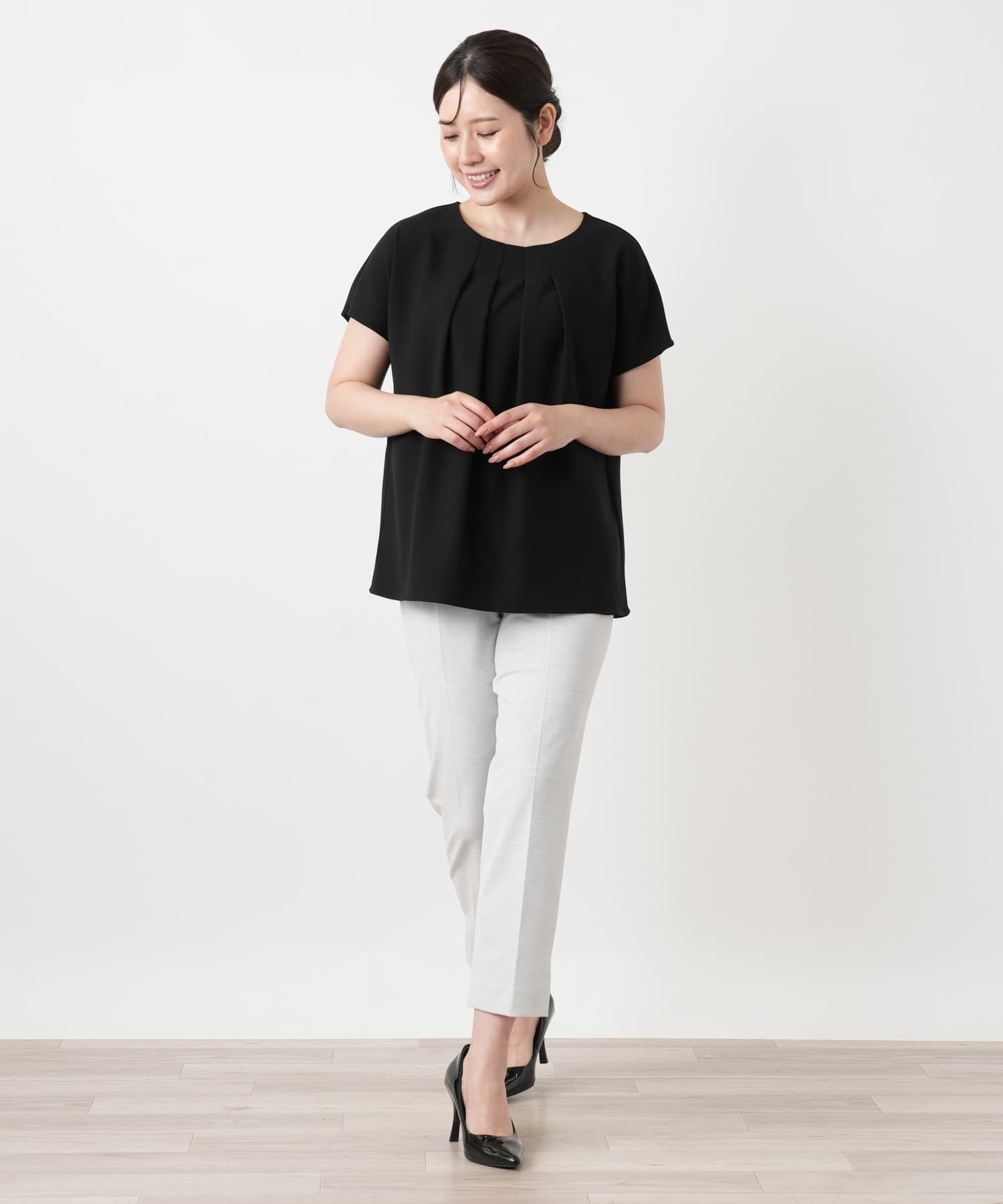Leilian タッククルーネックカットソー【Leilian WHITE LABEL】 レリアン トップス カットソー・Tシャツ ブラック ネイビー
