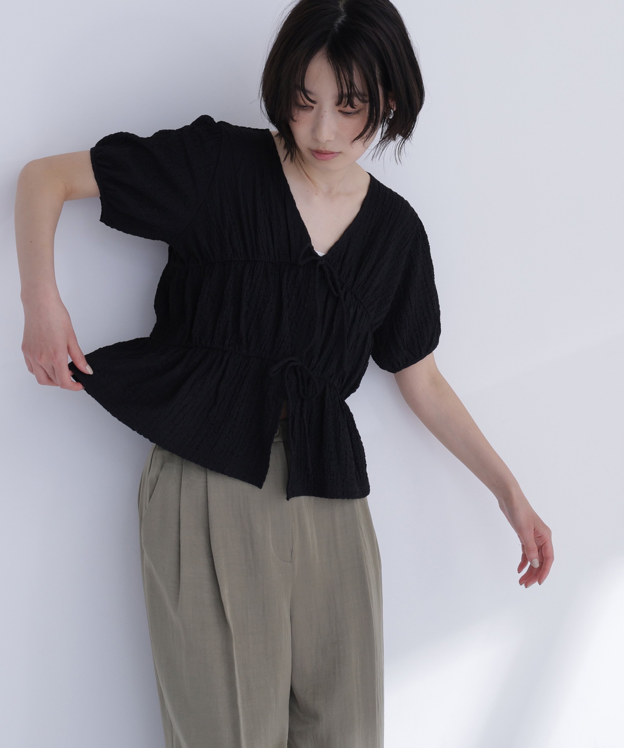 NATURAL BEAUTY BASIC フロントリボンシュリンクカットソー* ナチュラルビューティベーシック トップス カットソー・Tシャツ ブラック ブルー ホワイト