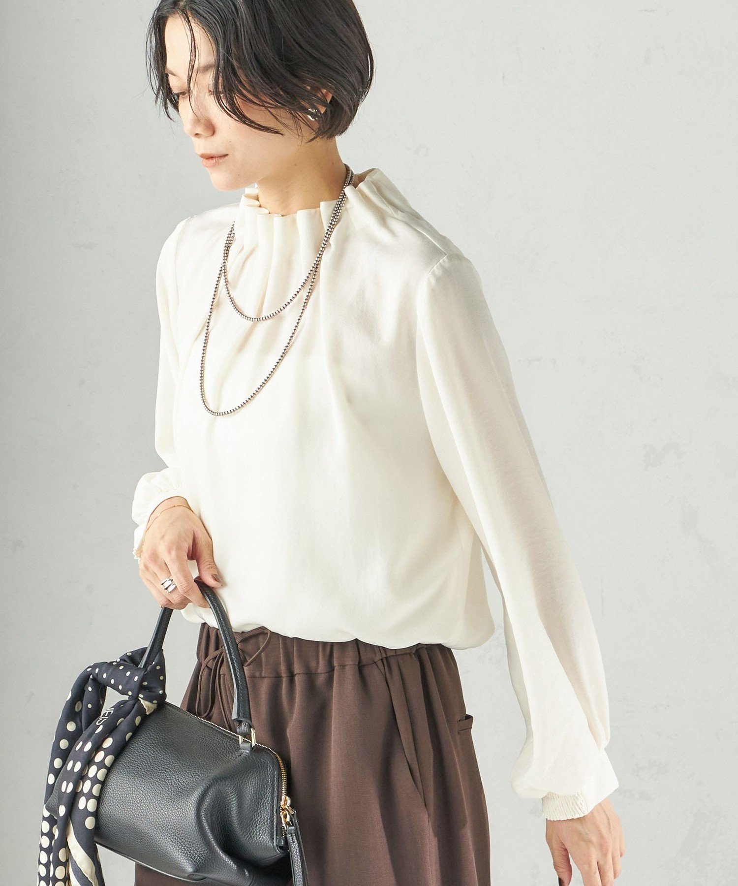 SHIPS WOMEN 《予約》＜手洗い可能＞起毛 サテン ネック ギャザー ブラウス シップス トップス シャツ・ブラウス ネイビー ベージュ ホワイト【送料無料】