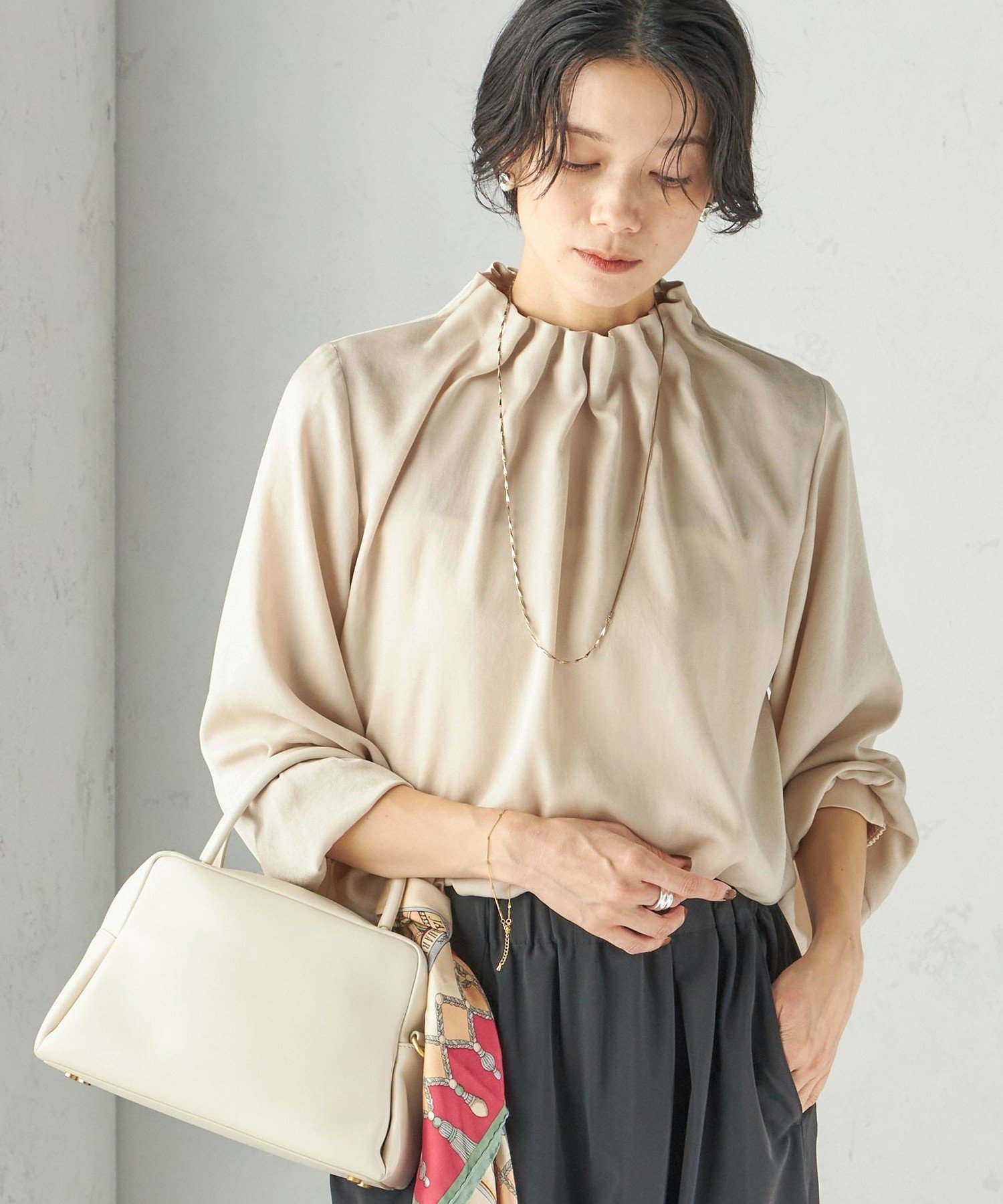 WOMEN 《予約》＜手洗い可能＞起毛 サテン ネック ギャザー ブラウス シップス トップス シャツ・ブラウス ネイビー ベージュ ホワイト