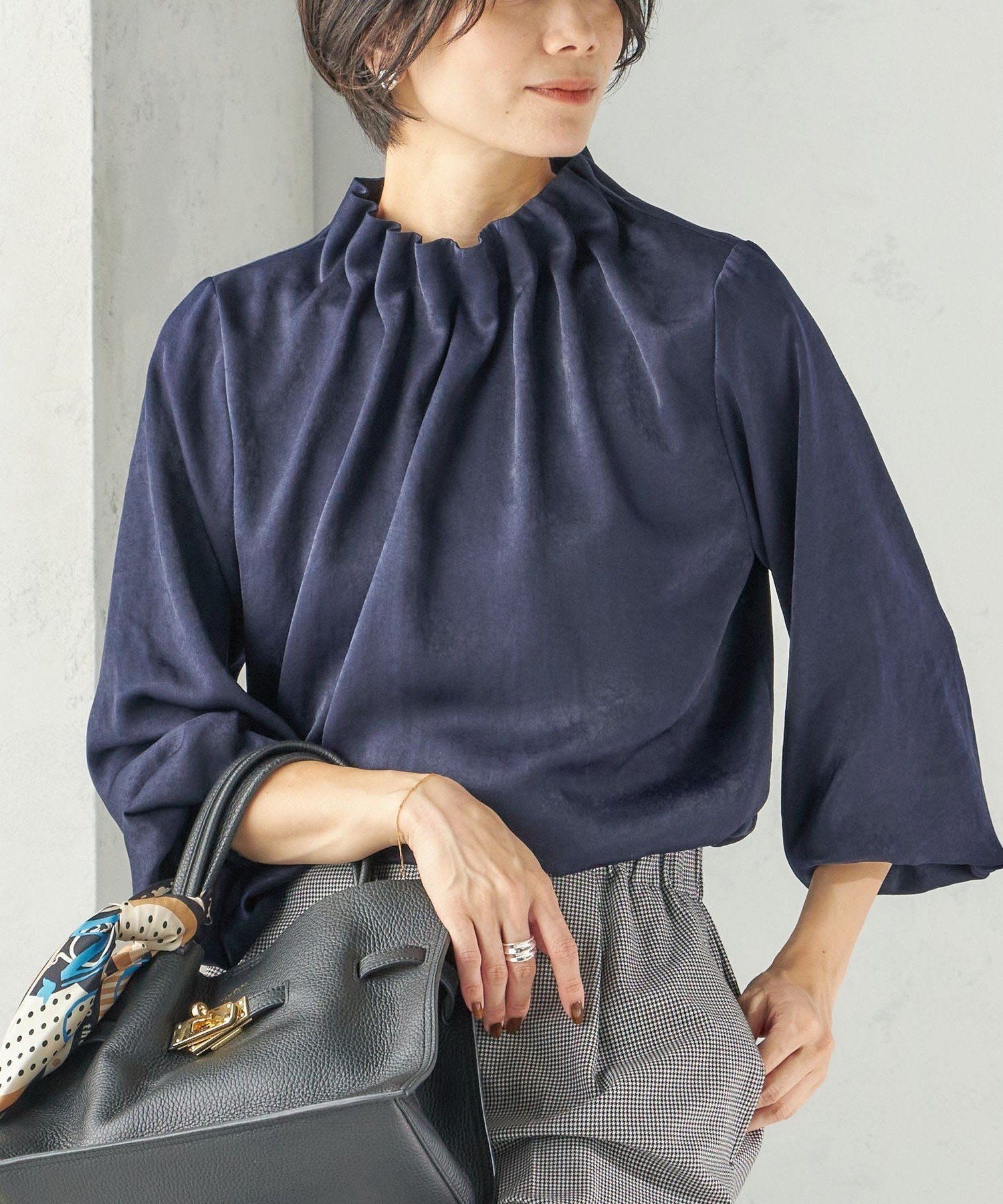 WOMEN 《予約》＜手洗い可能＞起毛 サテン ネック ギャザー ブラウス シップス トップス シャツ・ブラウス ネイビー ベージュ ホワイト