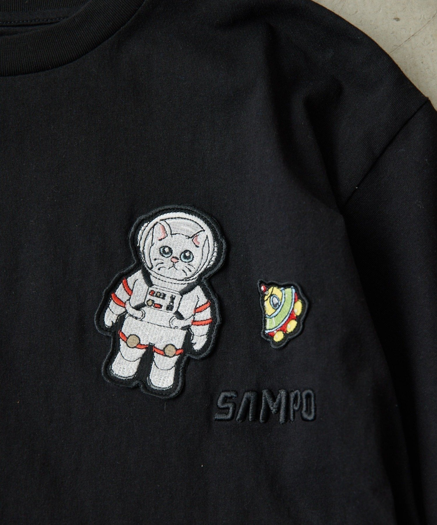 sampo×earコラボTシャツ《綿100%》 イア パピヨネ トップス カットソー・Tシャツ ブラック ブラウン ホワイト