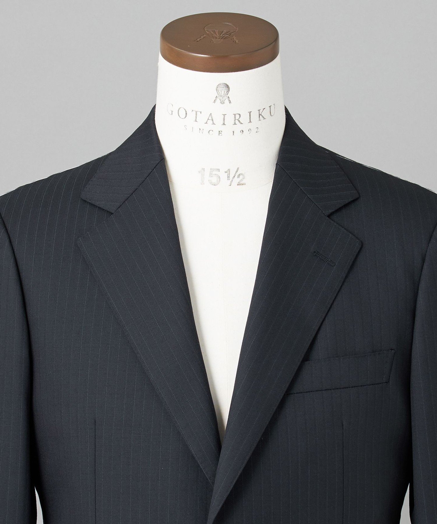 【SALE／20%OFF】GOTAIRIKU シワになりにくい【御幸毛織/みゆきけおり】DRY SPINNER(ドライスピナー)スーツ(ダークグリーンストライプ) ゴタイリク スーツ・フォーマル セットアップスーツ グリーン【送料無料】