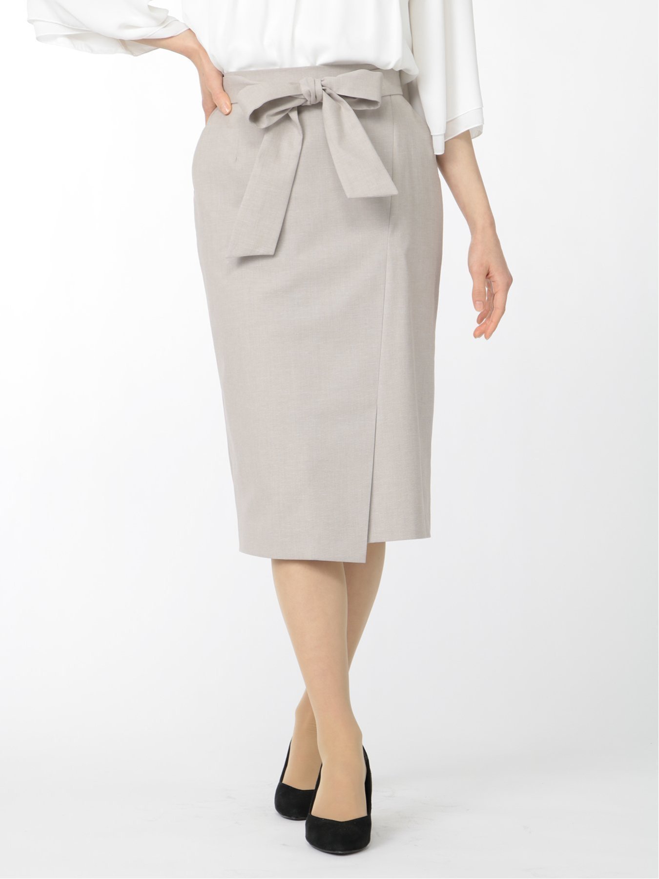 TAKA-Q（タカキュー）綿麻シャーク セミタイトスカート ベージュ(セットアップ可能)エムエフエディトリアルレディース/m.f.editorial:Women綿麻シャークセットアップセミタイトスカートベージュ■素材特徴シャリ感のあるリネン混のシャークスキンを使用しています。サラッと軽い着心地で盛夏まで着用可能。無地見えする控えめな織り柄で、さりげない表情があります。伸びて洗えてシワになりにくい多機能な素材です。裏地は抗菌加工をほどこしたポリエステル素材です。■機能【ストレッチ】表地・裏地共に伸びて、長時間の着用もストレスフリー。【ウォッシャブル】ご家庭で手洗い可能。いつも清潔に着ていただけます。【イージーケア】洗濯後もシワが入りにくく、アイロンがけも簡単。■デザインラップ風に見えるデザインで上品なルックスに仕上げています。ウエストマークできる共生地のリボンベルトが付属しています。ポケット付きなので利便性にも優れています。■シルエットすっきりと見えるストレート（セミタイト）シルエットです。膝下丈なので幅広い年代の方に着ていただけます。ウエストサイドはゴム入りで着用ストレスを軽減しています。■コーディネートフィット感のある綺麗目トップスと合わせるのがおすすめです。セットアップで着ていただくと、着まわしのバリエーションが広がります。プライベートのお出掛けはもちろん、オフィスシーン、お子様の学校行事、セミフォーマルまで幅広く活躍してくれます。■セットアップアイテムは下記品番をご参照ください。・綿麻シャークセットアップカラーレス7分袖ジャケットベージュ120103063118237・綿麻シャークセットアップテーパードパンツベージュ:120113063118237フィット感:標準シーズン:夏展開カラー:ベージュ裏地:有り*アテンションタグ・洗濯ネームを御確認の上、着用又は取り扱い下さい。*光の当たる場所や高温多湿になる場所での保管は避けて下さい。*使用の有無に関わらず、経年劣化は進行いたしますのでご了承下さい。*こちらの商品はセット販売ではなく、単品のみの販売となります。型番：120063063118237-33-o FH8019【採寸】サイズ着丈ウエストヒップS66cm62cm92cmM67cm66cm96cmL68cm70cm100cmXL69cm74cm104cm※裾上げ等のお直しが必要な場合は,納品書をご持参していただき最寄のタカキューグループ店舗までお持ちください.お直し代金,お直しにかかる期間は店舗によって異なる場合がございますので,詳しくは店舗スタッフまでお問い合わせください.商品のサイズについて【商品詳細】中国素材：本体:ポリエステル52%本体:コットン42%本体:リネン6%裏地:ポリエステル100%サイズ：S、M、L、XL※クリーニングの可否・洗濯方法等お手入れにつきましては、商品本体の洗濯表示タグをご確認願います。※画面上と実物では多少色具合が異なって見える場合もございます。ご了承ください。商品のカラーについて 【予約商品について】 ※「先行予約販売中」「予約販売中」をご注文の際は予約商品についてをご確認ください。TAKA-Q（タカキュー）綿麻シャーク セミタイトスカート ベージュ(セットアップ可能)エムエフエディトリアルレディース/m.f.editorial:Women綿麻シャークセットアップセミタイトスカートベージュ■素材特徴シャリ感のあるリネン混のシャークスキンを使用しています。サラッと軽い着心地で盛夏まで着用可能。無地見えする控えめな織り柄で、さりげない表情があります。伸びて洗えてシワになりにくい多機能な素材です。裏地は抗菌加工をほどこしたポリエステル素材です。■機能【ストレッチ】表地・裏地共に伸びて、長時間の着用もストレスフリー。【ウォッシャブル】ご家庭で手洗い可能。いつも清潔に着ていただけます。【イージーケア】洗濯後もシワが入りにくく、アイロンがけも簡単。■デザインラップ風に見えるデザインで上品なルックスに仕上げています。ウエストマークできる共生地のリボンベルトが付属しています。ポケット付きなので利便性にも優れています。■シルエットすっきりと見えるストレート（セミタイト）シルエットです。膝下丈なので幅広い年代の方に着ていただけます。ウエストサイドはゴム入りで着用ストレスを軽減しています。■コーディネートフィット感のある綺麗目トップスと合わせるのがおすすめです。セットアップで着ていただくと、着まわしのバリエーションが広がります。プライベートのお出掛けはもちろん、オフィスシーン、お子様の学校行事、セミフォーマルまで幅広く活躍してくれます。■セットアップアイテムは下記品番をご参照ください。・綿麻シャークセットアップカラーレス7分袖ジャケットベージュ120103063118237・綿麻シャークセットアップテーパードパンツベージュ:120113063118237フィット感:標準シーズン:夏展開カラー:ベージュ裏地:有り*アテンションタグ・洗濯ネームを御確認の上、着用又は取り扱い下さい。*光の当たる場所や高温多湿になる場所での保管は避けて下さい。*使用の有無に関わらず、経年劣化は進行いたしますのでご了承下さい。*こちらの商品はセット販売ではなく、単品のみの販売となります。型番：120063063118237-33-o FH8019【採寸】サイズ着丈ウエストヒップS66cm62cm92cmM67cm66cm96cmL68cm70cm100cmXL69cm74cm104cm※裾上げ等のお直しが必要な場合は,納品書をご持参していただき最寄のタカキューグループ店舗までお持ちください.お直し代金,お直しにかかる期間は店舗によって異なる場合がございますので,詳しくは店舗スタッフまでお問い合わせください.商品のサイズについて【商品詳細】中国素材：本体:ポリエステル52%本体:コットン42%本体:リネン6%裏地:ポリエステル100%サイズ：S、M、L、XL※クリーニングの可否・洗濯方法等お手入れにつきましては、商品本体の洗濯表示タグをご確認願います。※画面上と実物では多少色具合が異なって見える場合もございます。ご了承ください。商品のカラーについて 【予約商品について】 ※「先行予約販売中」「予約販売中」をご注文の際は予約商品についてをご確認ください。■重要なお知らせ※ 当店では、ギフト配送サービス及びラッピングサービスを行っておりません。ご注文者様とお届け先が違う場合でも、タグ（値札）付「納品書 兼 返品連絡票」同梱の状態でお送り致しますのでご了承ください。 ラッピング・ギフト配送について※ 2点以上ご購入の場合、全ての商品が揃い次第一括でのお届けとなります。お届け予定日の異なる商品をお買い上げの場合はご注意下さい。お急ぎの商品がございましたら分けてご購入いただきますようお願い致します。発送について ※ 買い物カートに入れるだけでは在庫確保されませんのでお早めに購入手続きをしてください。当店では在庫を複数サイトで共有しているため、同時にご注文があった場合、売切れとなってしまう事がございます。お手数ですが、ご注文後に当店からお送りする「ご注文内容の確認メール」をご確認ください。ご注文の確定について ※ Rakuten Fashionの商品ページに記載しているメーカー希望小売価格は、楽天市場「商品価格ナビ」に登録されている価格に準じています。 商品の価格についてTAKA-QTAKA-Qのスーツスカートスーツ・フォーマルご注文・お届けについて発送ガイドラッピンググッズ3,980円以上送料無料ご利用ガイド