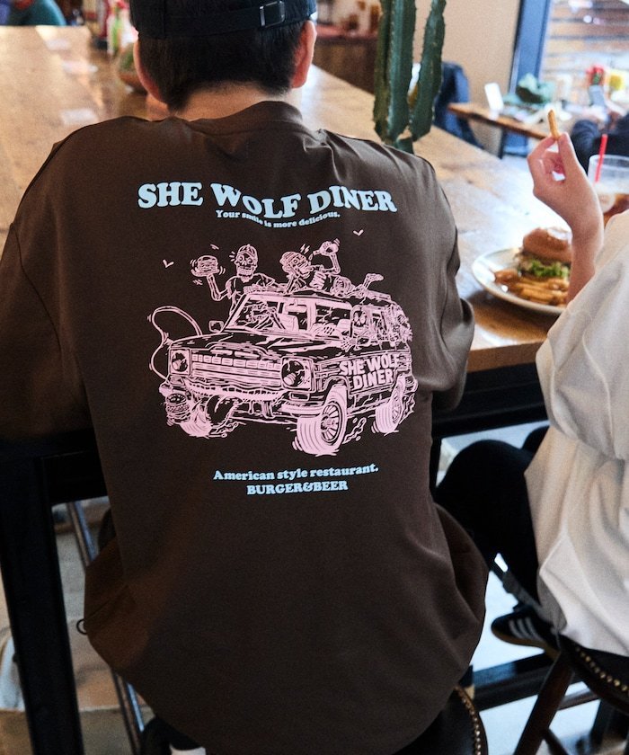 限定展開 SHE WOLF DINER×FREAK'S STORE/シーウルフダイナー 別注 ビッグシルエット バックプリントTシャツ/抗菌防臭/吸水速乾 フリークスストア トップス カットソー・Tシャツ ブラウン ホワイト グレー