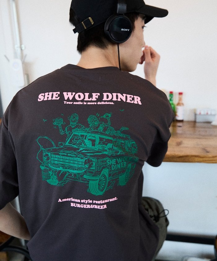 限定展開 SHE WOLF DINER×FREAK'S STORE/シーウルフダイナー 別注 ビッグシルエット バックプリントTシャツ/抗菌防臭/吸水速乾 フリークスストア トップス カットソー・Tシャツ ブラウン ホワイト グレー