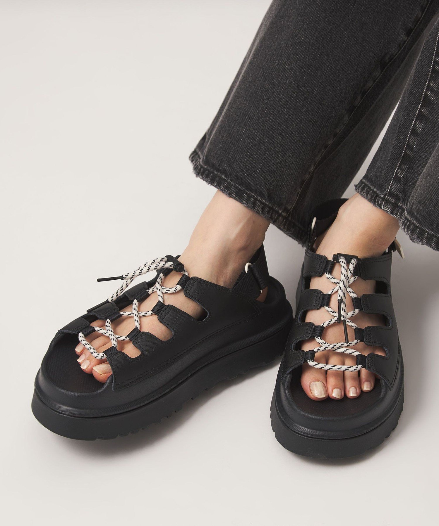 UNITED ARROWS green label relaxing ＜UGG＞ゴールデングロウ トグル サンダル ユナイテッドアローズ グリーンレーベルリラクシング シューズ・靴 サンダル ホワイト ブラック【送料無料】 2