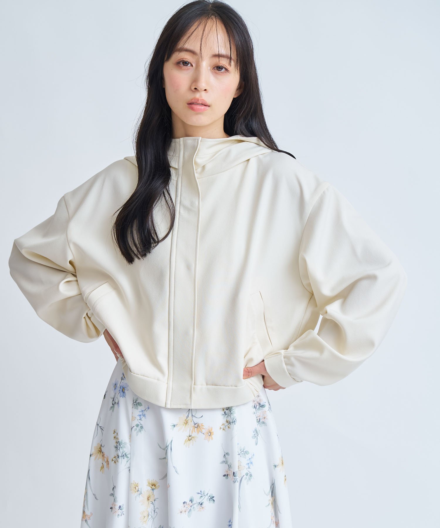 Noela コンパクトフーディージャケット ノエラ ジャケット・アウター その他のジャケット・アウター ベージュ ホワイト