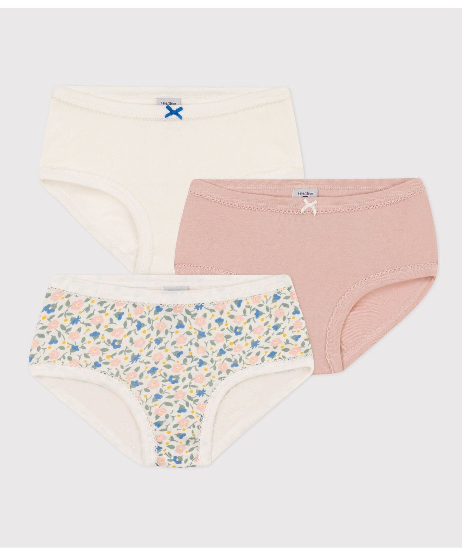 PETIT BATEAU（プチバトー）ハイウェストショーツ3枚組可愛いフラワープリントとプレーンカラーで揃えたハイウェストショーツ3枚セットです。第二の肌と呼ばれるほど心地よい肌触りの1x1リブ編みコットン素材を使用。ピコレースとリボンがデ...