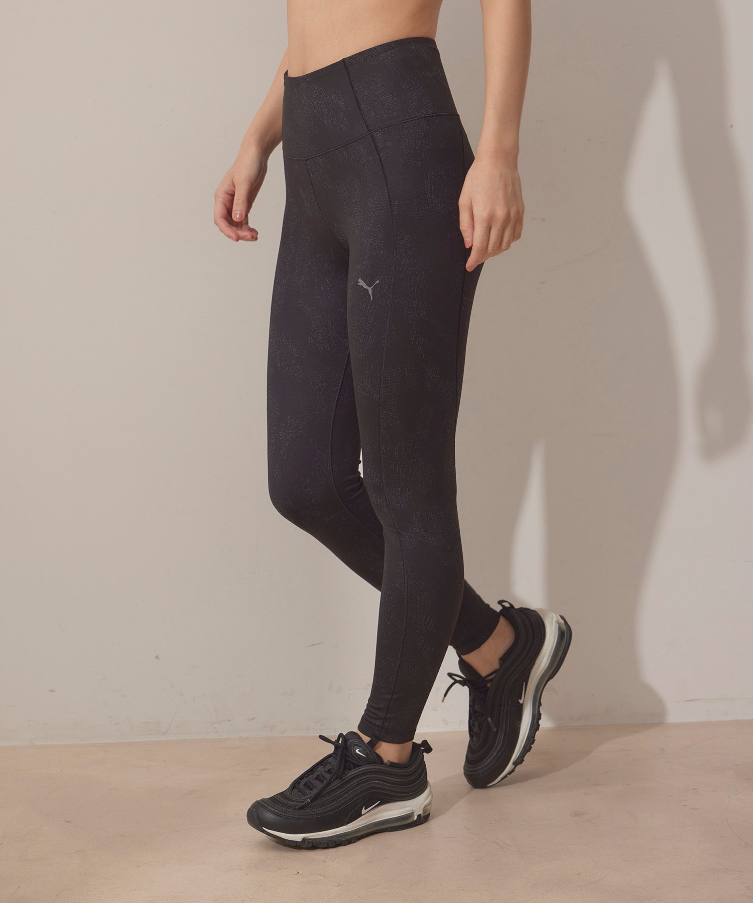 【SALE／20%OFF】NERGY 【PUMA】 STUDIO YOGINI HR 7/8 AOP スポーツレギンス ナージー 靴下・レッグウェア レギンス・スパッツ ブラック ブラウン【送料無料】