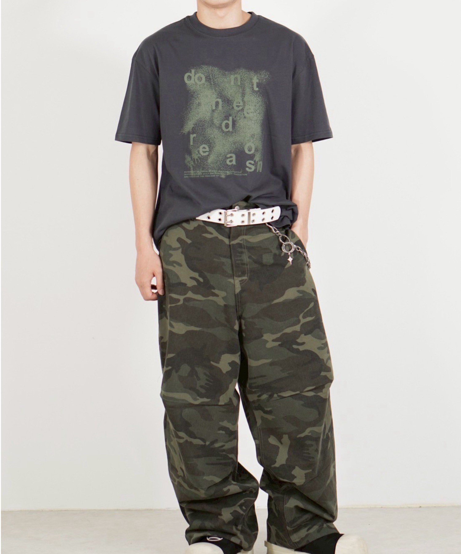 + 【Chikashitsu +】gradation logo graphic t-shirt ネバーマインドザエックスユー／チカシツプラス トップス カットソー・Tシャツ ブラック グレー ホワイト