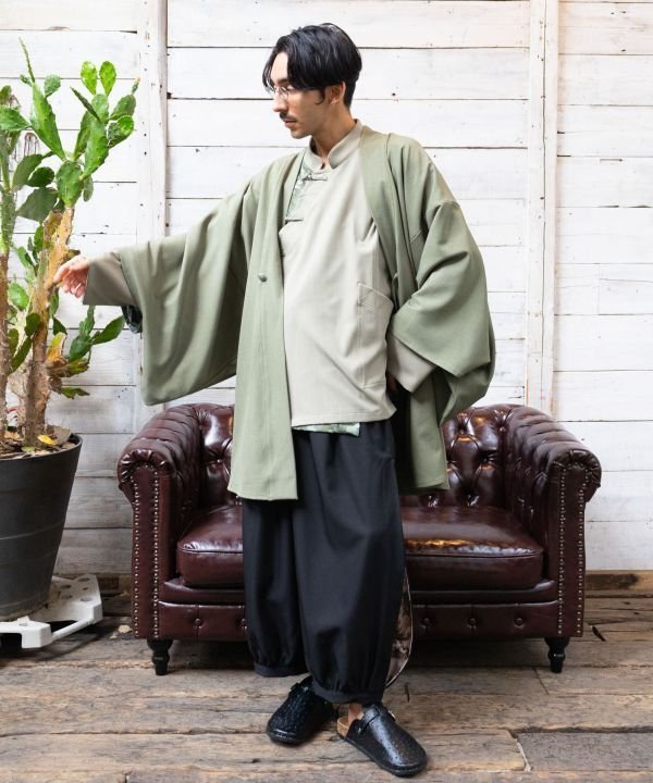 Amina Collection（アミナコレクション）【チャイハネ】スラミアメンズカーデ中国と日本の文化を織り交ぜたオリエンタルな世界観が魅力のメンズカーディガン。裏地には、中国を象徴する牡丹と日本を象徴する鶴を組み合わせたテキスタイルを使用し、ちらりとのぞく柄使いが印象的です。江戸時代に発展した裏勝りの美意識を取り入れたデザインで、リバーシブル仕様のため異なる表情のコーディネートを楽しめるのもポイント。コンチョボタンもアクセントになった存在感のあるアイテムです。型番：COT-5313-2025-477-000 QB4032【採寸】着丈(前/後) 95/90cm 肩幅 72cm 身幅 72cm 袖丈 39cm商品のサイズについて【商品詳細】中国素材：表地: ポリエステル96% ポリウレタン4% 裏地: ポリエステル96% ポリウレタン4%サイズ：FREE※画面上と実物では多少色具合が異なって見える場合もございます。ご了承ください。商品のカラーについてAmina Collection（アミナコレクション）【チャイハネ】スラミアメンズカーデ中国と日本の文化を織り交ぜたオリエンタルな世界観が魅力のメンズカーディガン。裏地には、中国を象徴する牡丹と日本を象徴する鶴を組み合わせたテキスタイルを使用し、ちらりとのぞく柄使いが印象的です。江戸時代に発展した裏勝りの美意識を取り入れたデザインで、リバーシブル仕様のため異なる表情のコーディネートを楽しめるのもポイント。コンチョボタンもアクセントになった存在感のあるアイテムです。型番：COT-5313-2025-477-000 QB4032【採寸】着丈(前/後) 95/90cm 肩幅 72cm 身幅 72cm 袖丈 39cm商品のサイズについて【商品詳細】中国素材：表地: ポリエステル96% ポリウレタン4% 裏地: ポリエステル96% ポリウレタン4%サイズ：FREE※画面上と実物では多少色具合が異なって見える場合もございます。ご了承ください。商品のカラーについて