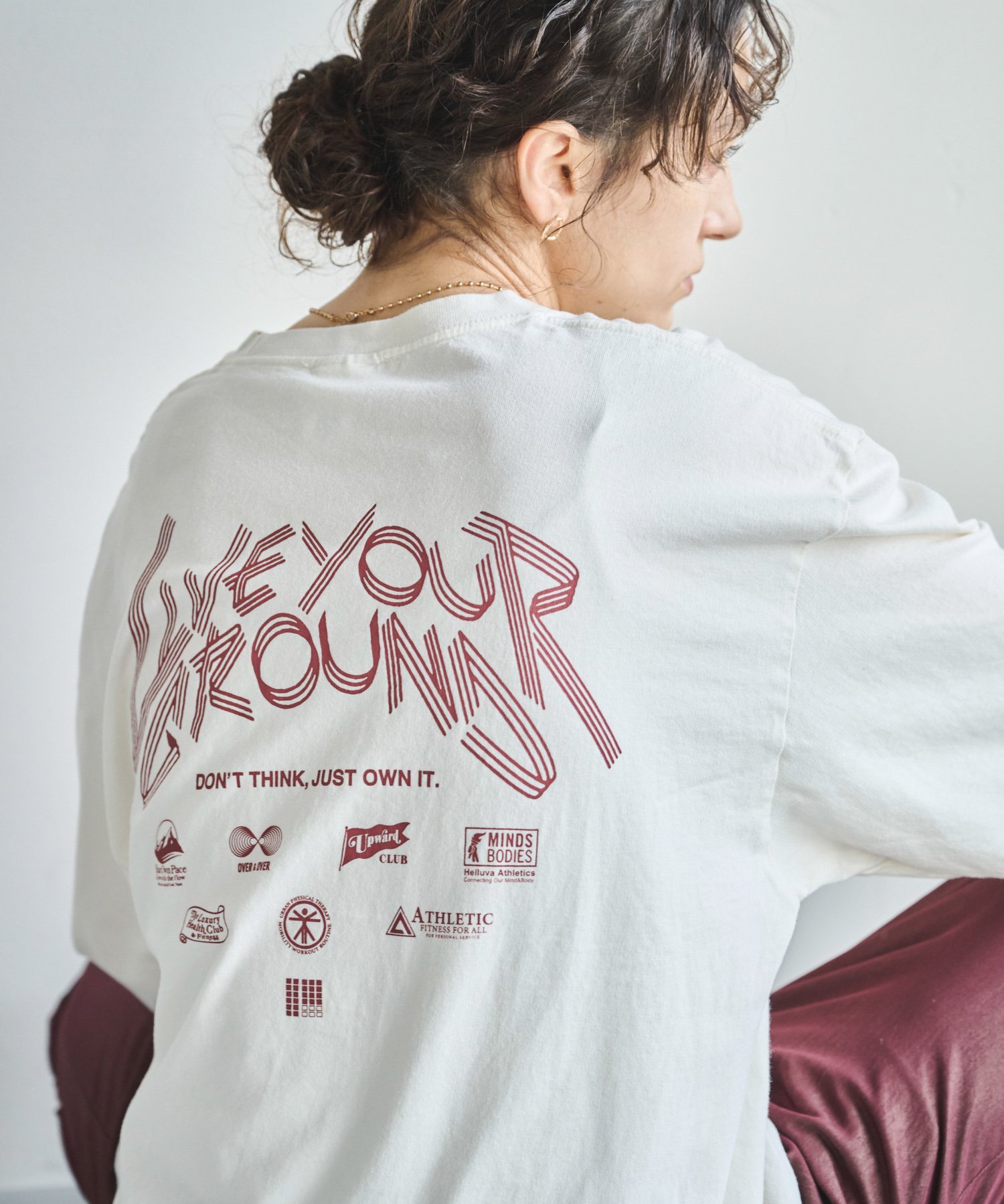 KHA:KI 「KHA:KI / カーキ」7th TEE -LIVE YOUR GROUND- ビーアパートメント トップス カットソー・Tシャツ カーキグリーン ホワイト