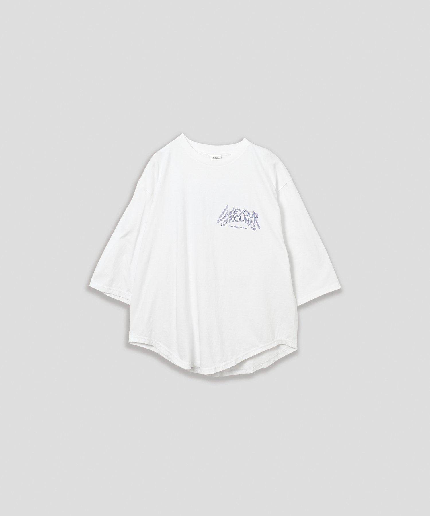 KHA:KI 「KHA:KI / カーキ」7th TEE -LIVE YOUR GROUND- ビーアパートメント トップス カットソー・Tシャツ カーキグリーン ホワイト