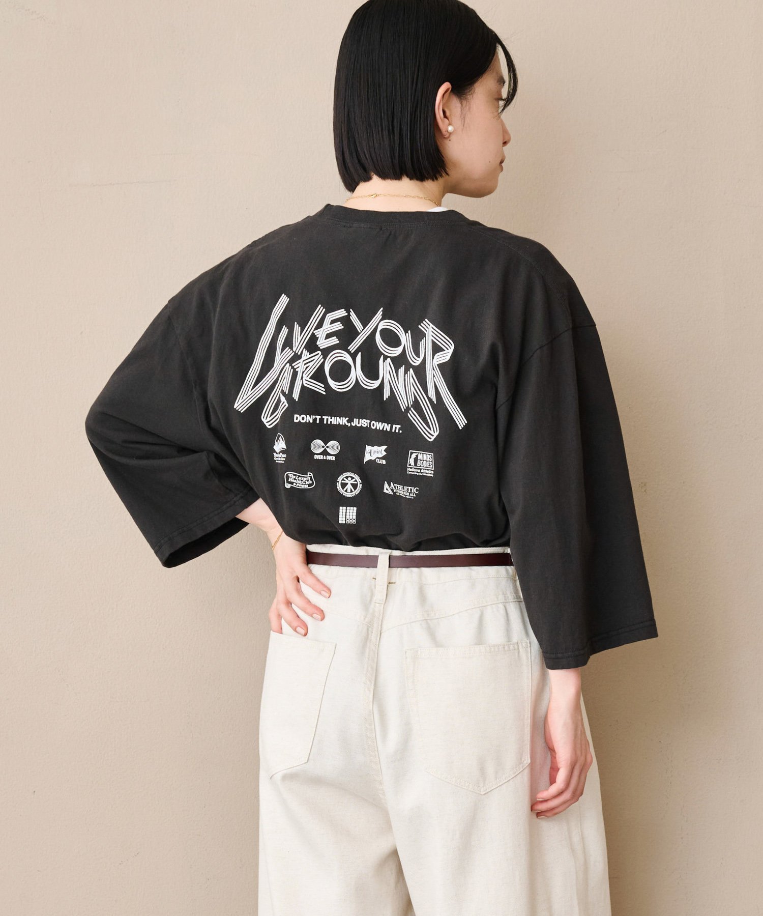KHA:KI 「KHA:KI / カーキ」7th TEE -LIVE YOUR GROUND- ビーアパートメント トップス カットソー・Tシャツ カーキグリーン ホワイト