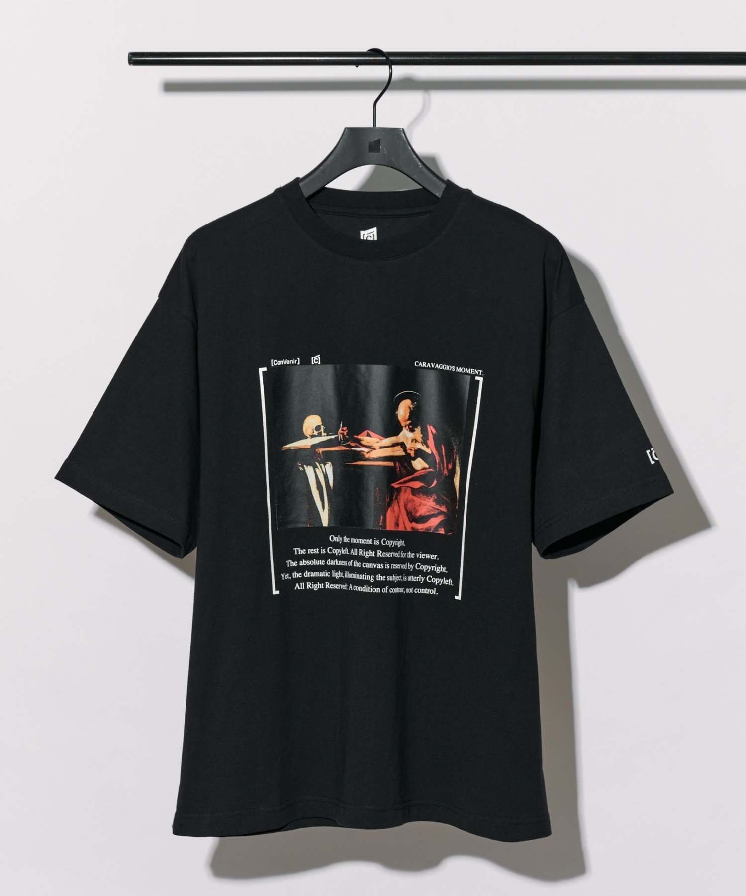 【ConVenir】カラヴァッジョTシャツ コロニー トゥーワンスリーナイン トップス カットソー・Tシャツ ブラック ホワイト