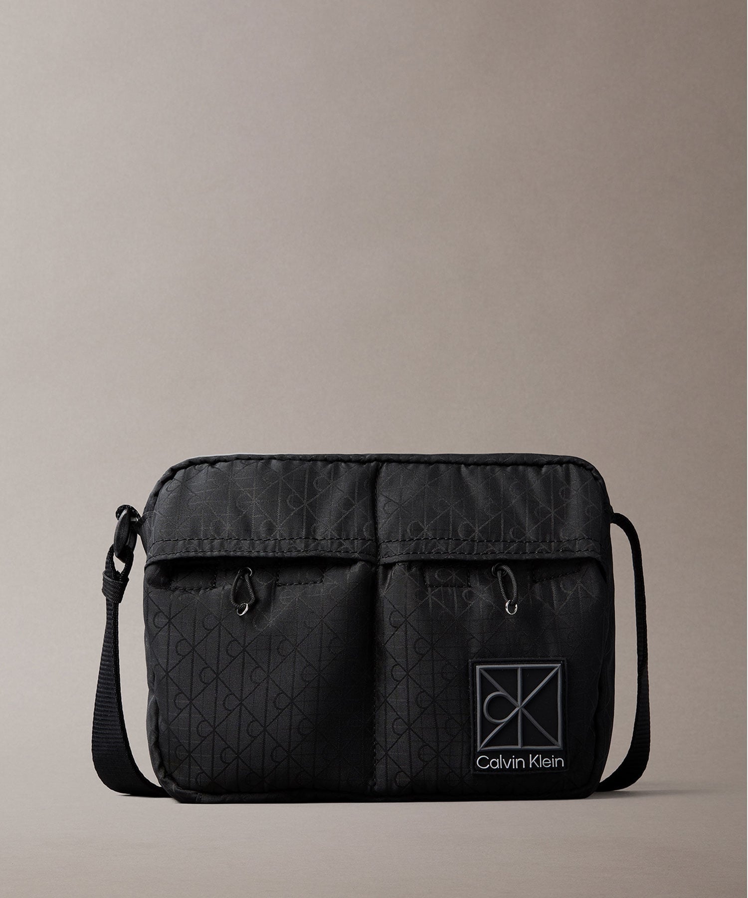 CALVIN KLEIN - Calvin Klein Jeans Accessory 【(U)公式ショップ】 カルバンクライン クロスボディバッグ - エンブレムモノグラムユーティリティカメラバッグ Calvin Klein Jeans Accessory 4D3342G カルバン・クライン バッグ ショルダーバッグ ブラック【送料無料】