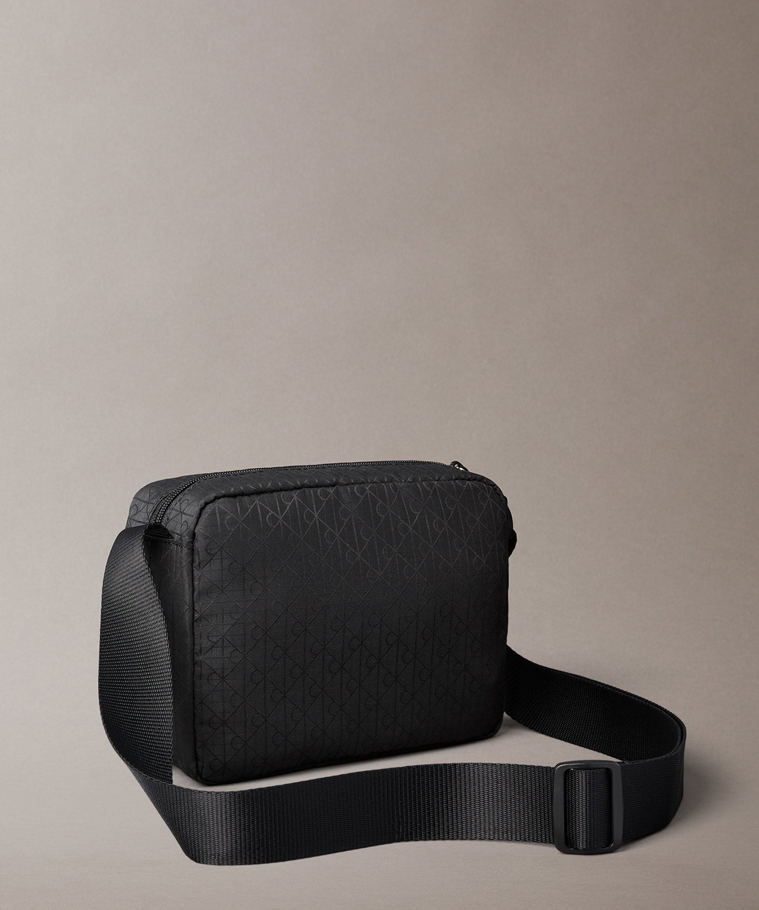 Calvin Klein Jeans Accessory 【(U)公式ショップ】 カルバンクライン クロスボディバッグ - エンブレムモノグラムユーティリティカメラバッグ Calvin Klein Jeans Accessory 4D3342G カルバン・クライン バッグ ショルダーバッグ ブラック【送料無料】