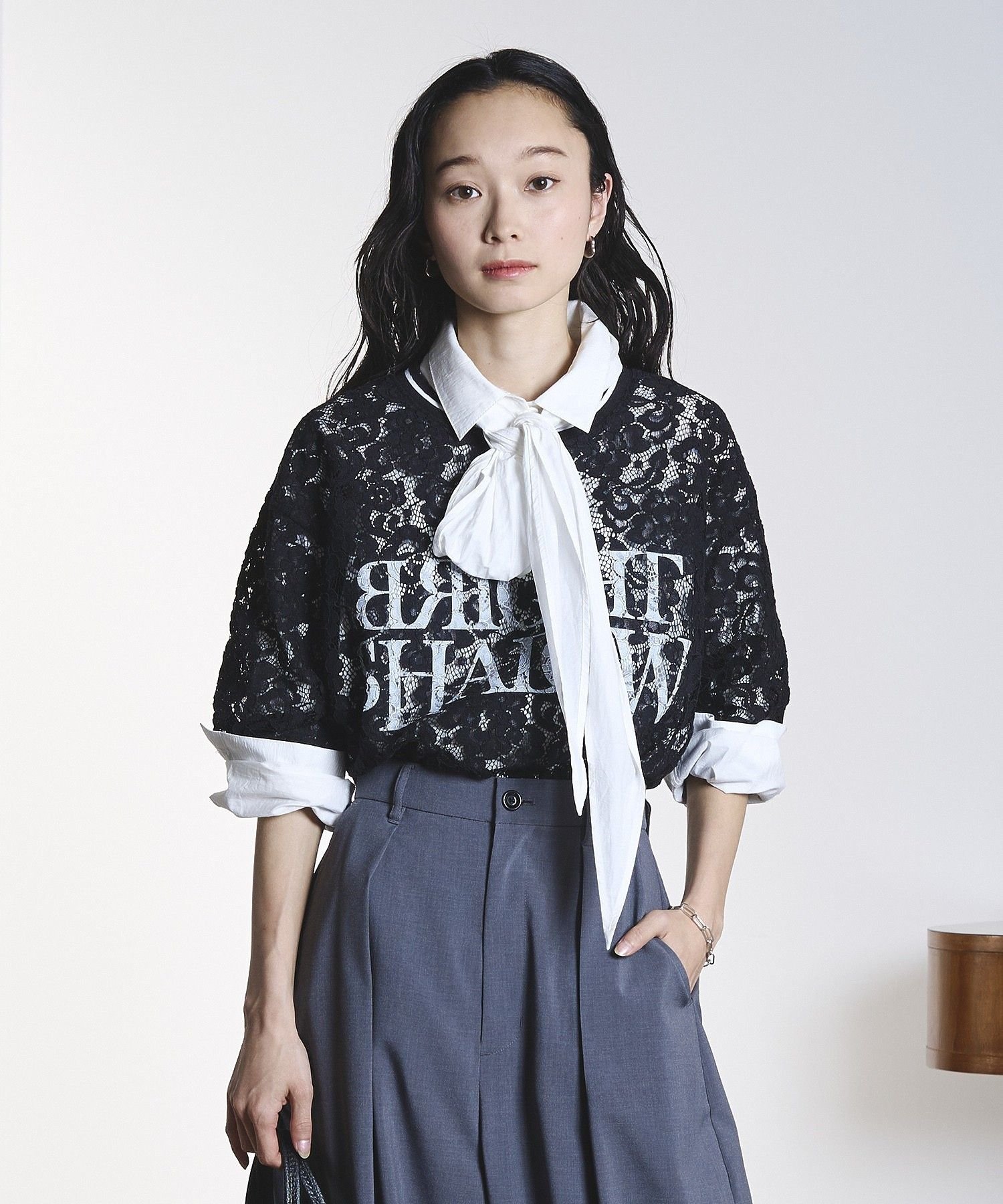 ROSE BUD LACE LOGO TEE ローズバッド トップス カットソー・Tシャツ ホワイト ブラック