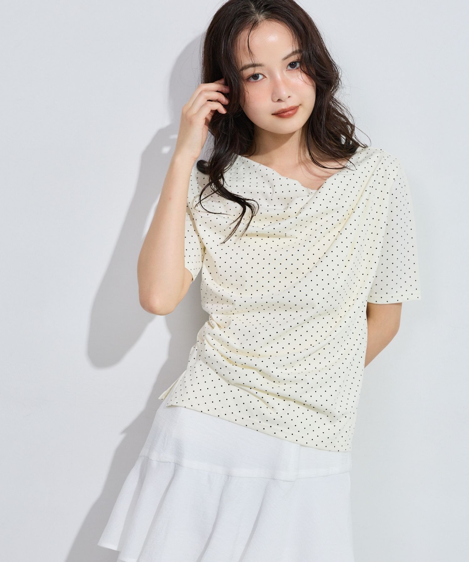 mysty woman 【ドット柄有】ドレープカットソー半袖 ミスティウーマン トップス カットソー・Tシャツ ホワイト ブラウン