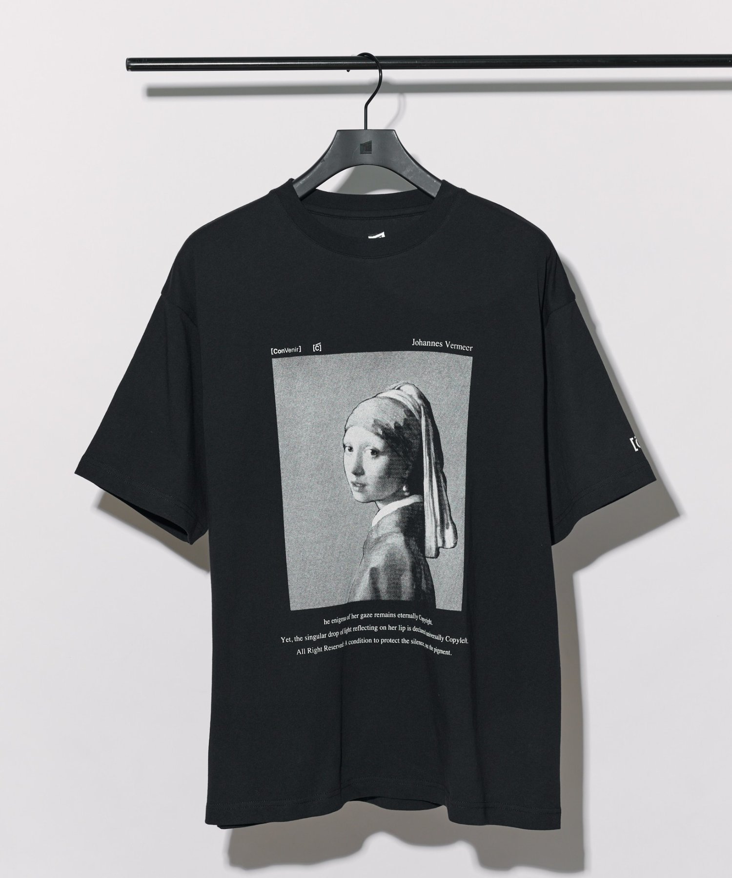 【ConVenir】フェルメールTシャツ コロニー トゥーワンスリーナイン トップス カットソー・Tシャツ ブラック ホワイト