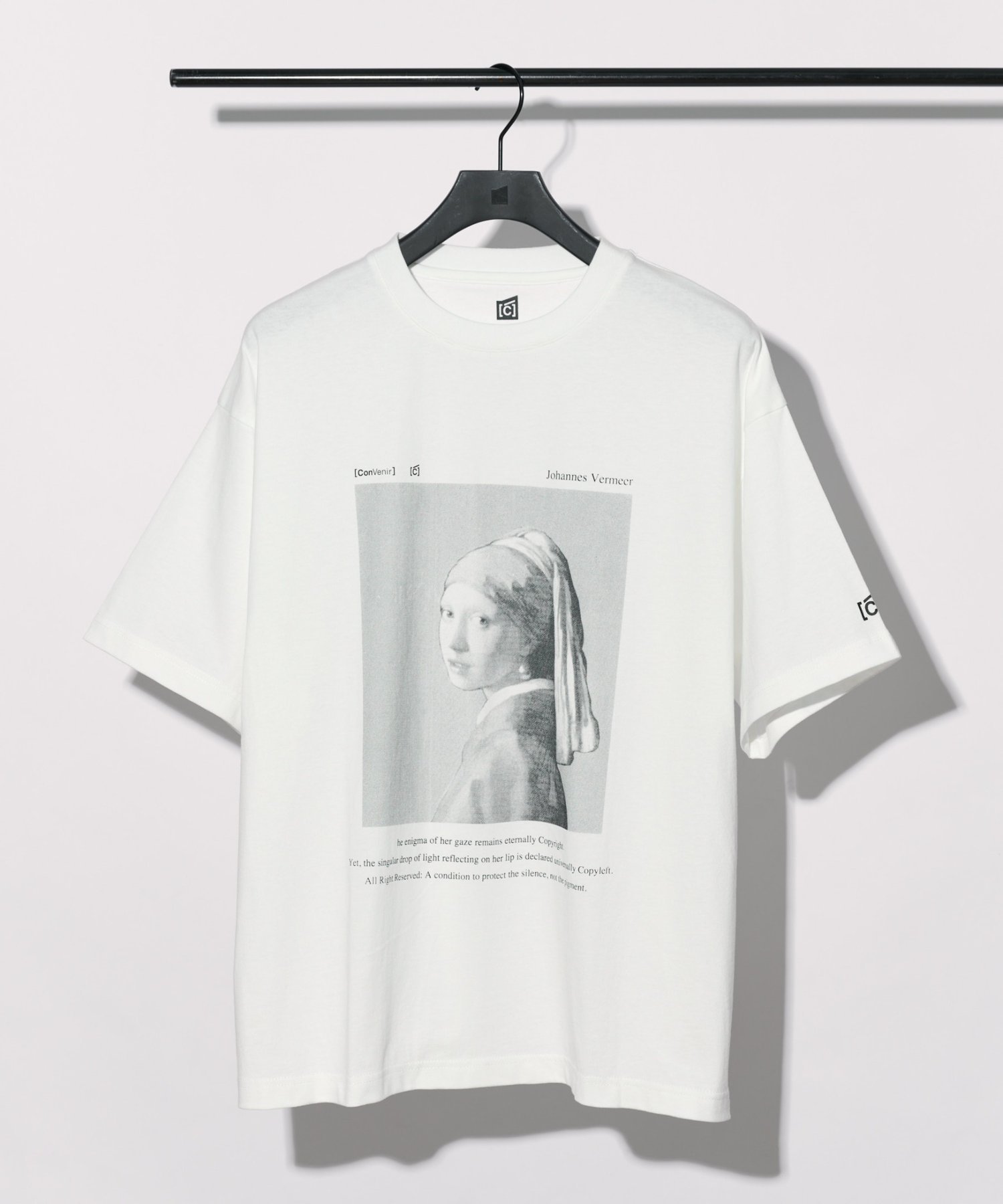 【ConVenir】フェルメールTシャツ コロニー トゥーワンスリーナイン トップス カットソー・Tシャツ ブラック ホワイト