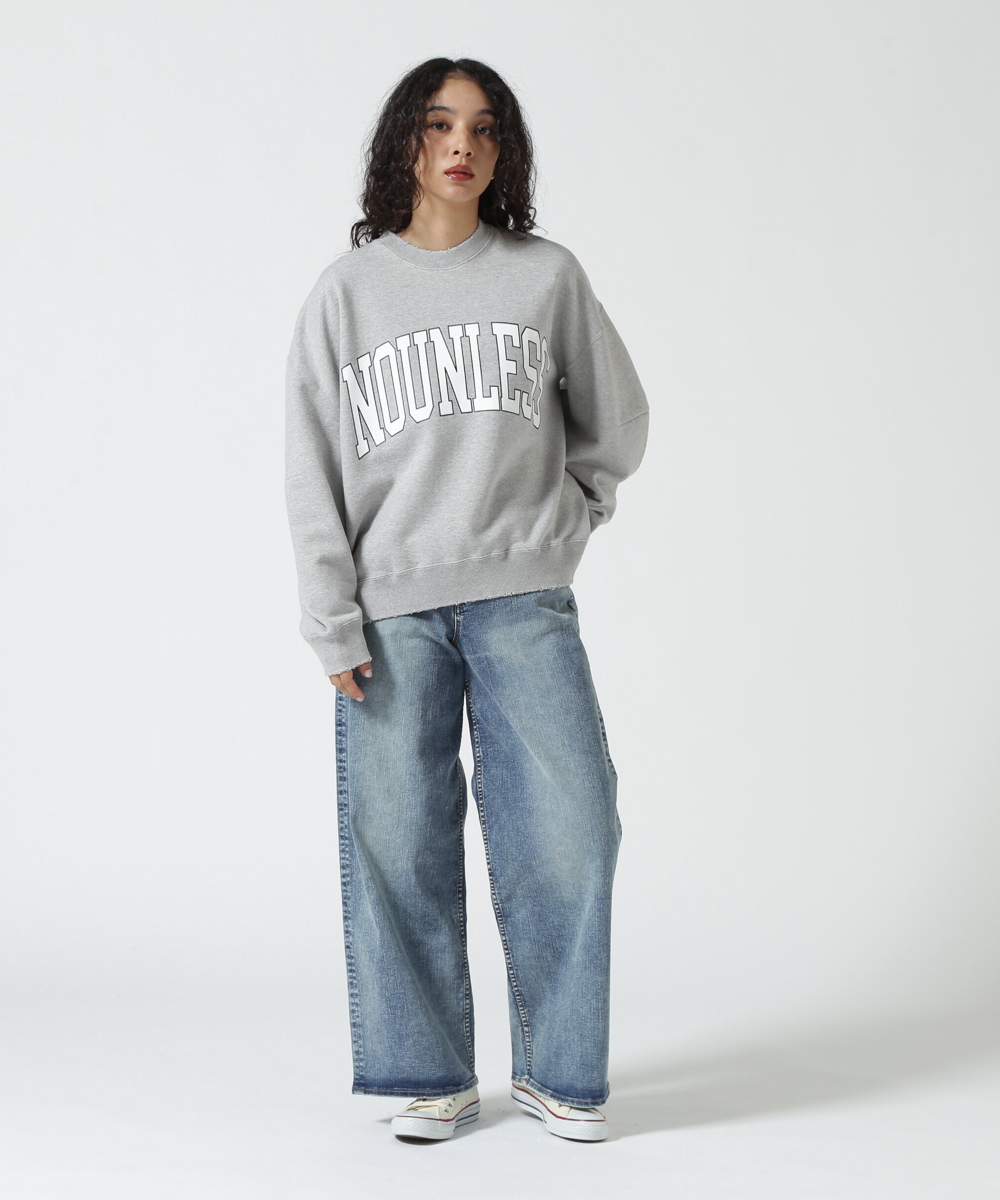 NOUNLESS(ナウンレス)別注COLLEGE LOGO OVER SWEAT ビーセカンド トップス スウェット・トレーナー グレー ブルー