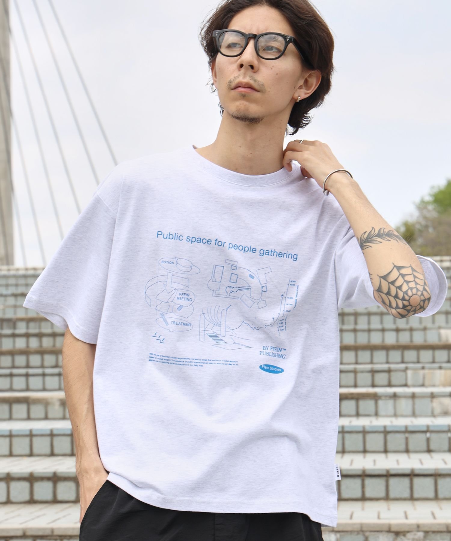 FFEIN 【FFEIN(フェイン)】グラフィックショート丈Tシャツ/ Tシャツ クルーネック 半袖 プリント 【短丈】 ナバル トップス カットソー・Tシャツ グレー ネイビー ブラック