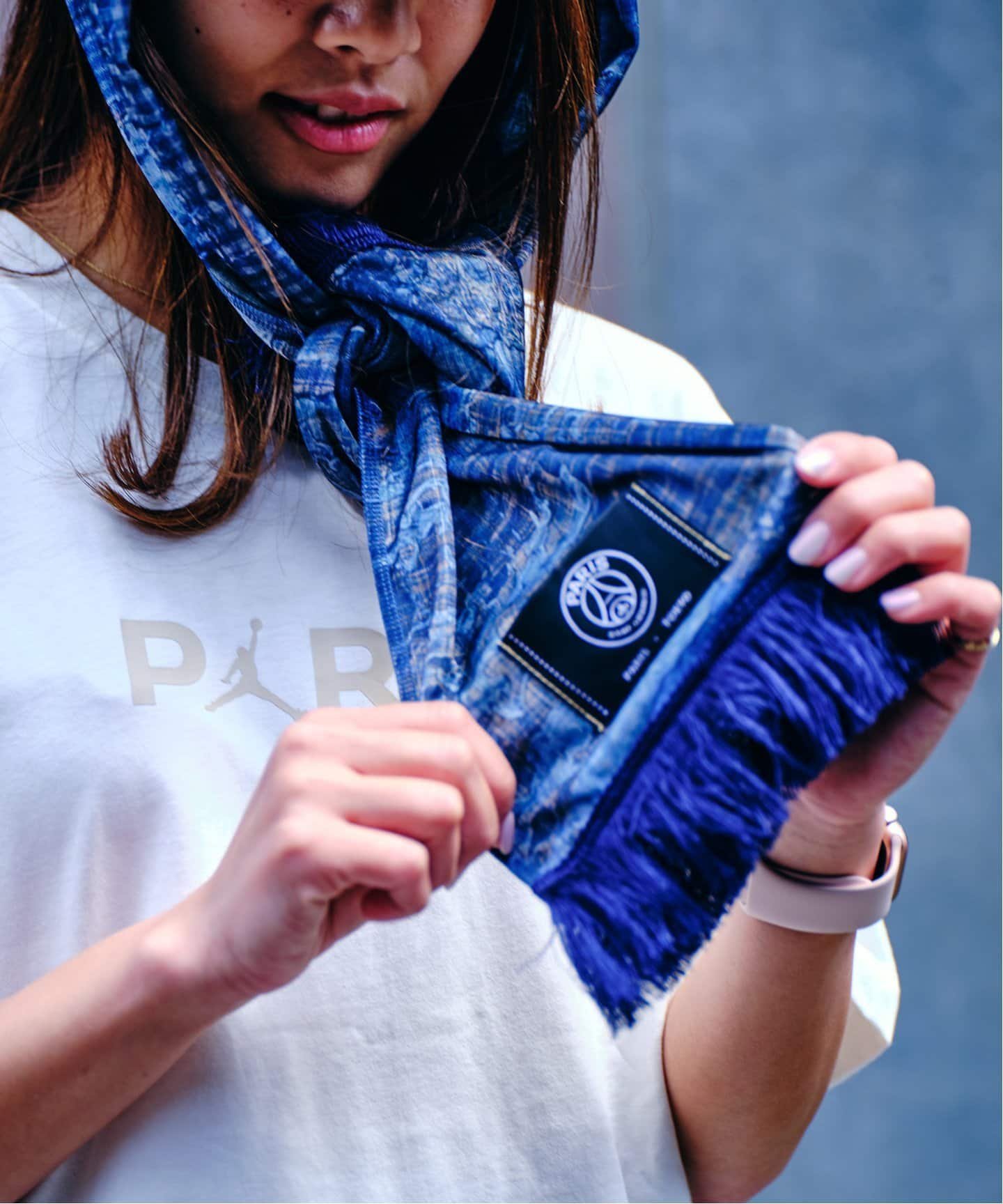 EDIFICE（エディフィス）【Paris Saint-Germain / パリ・サン=ジェルマン】 PLJ BORO PRINTED SCARF【2024SS】ParisSaint-Germainサッカーマフラーをインスピレーションに、襤褸（ボロ）生地を全面転写したアイテム。●PSG×POGGY2ndCollection「ファッションもサッカーもスタイルの大切さを教えてくれる」そんな思いのもと、“PARISLOVESJAPAN”をテーマにPOGGY氏がディレクションを手がける日本独自のカプセルコレクション。2ndシーズンは引き続きPSGの90年代のアーカイブをモチーフにしながら、雪国特有の分厚い襤褸(ぼろ)をプリントで落とし込んだウェアや手作業による天然の桜染めアイテムなど“日本らしさ”を前面に打ち出すコレクションへとアップデート。メインビジュアルでは、ディレクターPOGGY氏が考える“スタイルのある人たち”10人とともにPOGGY氏自らもその新作をまとって登場。ヨーロッパサッカーのシーズンがさらに熱を帯びるこの桜の時季に、スペシャルなコレクションをお楽しみください。●BOROPRINTED品番：24098340700010品名：【ParisSaint-Germain/パリ・サン＝ジェルマン】PLJBOROPRINTEDSCARF品番：24071340700010品名：【ParisSaint-Germain/パリ・サン＝ジェルマン】PLJBOROPRINTEDJERSEY品番：24070340700410品名：【ParisSaint-Germain/パリ・サン＝ジェルマン】PLJBOROPRINTEDPIATE品番：24011340700210品名：【ParisSaint-Germain/パリ・サン＝ジェルマン】PLJBOROPRINTEDTRACKTOP品番：24030340700110品名：【ParisSaint-Germain/パリ・サン＝ジェルマン】PLJBOROPRINTEDTRACKPANTS【小木“Poggy”基史】1976年、北海道生まれ。服飾学校を卒業後、大手セレクトショップに入社。セールス、プレス、ディレクター等を経て2018年に独立。同年にLEVI'SMADE&CRAFTEDと自身のプロジェクトであるPOGGYTHEMANとのコラボレーションや、PUMASUEDE50周年企画に参加した。’19年にはHAMILTON、’21年にJIMMYCHOO/ERICHAZEcuratedbyPOGGYコレクションを世界で発売するなど、コラボレーションやブランドのディレクションを手がけている。現在は渋谷パルコ内「2G」のファッションディレクターを務めるなど、その活動は多岐に渡る。【ParisSaint-Germain/パリ・サン＝ジェルマン】パリ・サン＝ジェルマンは1970年に設立され、2011年にQSIがクラブを買収して以来、世界のトップサッカークラブおよび世界的なスポーツブランドの1つに変貌しました。「ワン・ユニークシティ・ワン・ユニーククラブ」のスローガンを掲げ、本拠地パリ唯一のプロサッカークラブとして存在。それ以来、わずか10年間で27個、創立から合計45個のトロフィーを獲得し、フランスで最も成功したサッカークラブになりました。また、ロナウジーニョ、ベッカム、イブラヒモビッチ、そして現在はネイマール、エンバペ、メッシを含む多くの素晴らしい選手が在籍・活躍してきました。クラブの国際的な人気は年々高まり続け、現在、世界で最もソーシャルメディアにてフォローされているクラブの1つであり、わずか9年間で0から1億人を超えるコミュニティに拡大しています。また、世界展開として、シンガポールとドーハに国際事務所を開設しています。2016年には、男子サッカー、女子サッカー、ハンドボール、柔道にeスポーツを追加し、先駆的なスポーツクラブとなりました。更に、社会奉仕活動によって地域に還元することはクラブの重要なミッションと信じており、数多くのプロジェクトを展開しています。中でも、クラブがパリに開設している「レッド＆ブルー・スクールプロジェクト」は、クラブの若者への奉仕に対するコミットメントを表しています。【ご注意】※商品の色味につきまして、お客様のお使いのPCのモニター環境により実際のカラーと画像の色味が違って見える場合が御座います。予めご了承の上、ご注文下さい。※店頭・外での撮影画像は光の加減で、実際の商品より明るく見える場合が御座います。商品の色味はスタジオ撮影の画像を参考にして下さい。型番：24098340700010-040-009 KR2035【採寸】サイズ全長幅フリンジフリー13017.25商品のサイズについて【商品詳細】日本素材：本体:ポリエステル100%サイズ：フリー本体:手洗い可能※画面上と実物では多少色具合が異なって見える場合もございます。ご了承ください。商品のカラーについて 【予約商品について】 ※「先行予約販売中」「予約販売中」をご注文の際は予約商品についてをご確認ください。EDIFICE（エディフィス）【Paris Saint-Germain / パリ・サン=ジェルマン】 PLJ BORO PRINTED SCARF【2024SS】ParisSaint-Germainサッカーマフラーをインスピレーションに、襤褸（ボロ）生地を全面転写したアイテム。●PSG×POGGY2ndCollection「ファッションもサッカーもスタイルの大切さを教えてくれる」そんな思いのもと、“PARISLOVESJAPAN”をテーマにPOGGY氏がディレクションを手がける日本独自のカプセルコレクション。2ndシーズンは引き続きPSGの90年代のアーカイブをモチーフにしながら、雪国特有の分厚い襤褸(ぼろ)をプリントで落とし込んだウェアや手作業による天然の桜染めアイテムなど“日本らしさ”を前面に打ち出すコレクションへとアップデート。メインビジュアルでは、ディレクターPOGGY氏が考える“スタイルのある人たち”10人とともにPOGGY氏自らもその新作をまとって登場。ヨーロッパサッカーのシーズンがさらに熱を帯びるこの桜の時季に、スペシャルなコレクションをお楽しみください。●BOROPRINTED品番：24098340700010品名：【ParisSaint-Germain/パリ・サン＝ジェルマン】PLJBOROPRINTEDSCARF品番：24071340700010品名：【ParisSaint-Germain/パリ・サン＝ジェルマン】PLJBOROPRINTEDJERSEY品番：24070340700410品名：【ParisSaint-Germain/パリ・サン＝ジェルマン】PLJBOROPRINTEDPIATE品番：24011340700210品名：【ParisSaint-Germain/パリ・サン＝ジェルマン】PLJBOROPRINTEDTRACKTOP品番：24030340700110品名：【ParisSaint-Germain/パリ・サン＝ジェルマン】PLJBOROPRINTEDTRACKPANTS【小木“Poggy”基史】1976年、北海道生まれ。服飾学校を卒業後、大手セレクトショップに入社。セールス、プレス、ディレクター等を経て2018年に独立。同年にLEVI'SMADE&CRAFTEDと自身のプロジェクトであるPOGGYTHEMANとのコラボレーションや、PUMASUEDE50周年企画に参加した。’19年にはHAMILTON、’21年にJIMMYCHOO/ERICHAZEcuratedbyPOGGYコレクションを世界で発売するなど、コラボレーションやブランドのディレクションを手がけている。現在は渋谷パルコ内「2G」のファッションディレクターを務めるなど、その活動は多岐に渡る。【ParisSaint-Germain/パリ・サン＝ジェルマン】パリ・サン＝ジェルマンは1970年に設立され、2011年にQSIがクラブを買収して以来、世界のトップサッカークラブおよび世界的なスポーツブランドの1つに変貌しました。「ワン・ユニークシティ・ワン・ユニーククラブ」のスローガンを掲げ、本拠地パリ唯一のプロサッカークラブとして存在。それ以来、わずか10年間で27個、創立から合計45個のトロフィーを獲得し、フランスで最も成功したサッカークラブになりました。また、ロナウジーニョ、ベッカム、イブラヒモビッチ、そして現在はネイマール、エンバペ、メッシを含む多くの素晴らしい選手が在籍・活躍してきました。クラブの国際的な人気は年々高まり続け、現在、世界で最もソーシャルメディアにてフォローされているクラブの1つであり、わずか9年間で0から1億人を超えるコミュニティに拡大しています。また、世界展開として、シンガポールとドーハに国際事務所を開設しています。2016年には、男子サッカー、女子サッカー、ハンドボール、柔道にeスポーツを追加し、先駆的なスポーツクラブとなりました。更に、社会奉仕活動によって地域に還元することはクラブの重要なミッションと信じており、数多くのプロジェクトを展開しています。中でも、クラブがパリに開設している「レッド＆ブルー・スクールプロジェクト」は、クラブの若者への奉仕に対するコミットメントを表しています。【ご注意】※商品の色味につきまして、お客様のお使いのPCのモニター環境により実際のカラーと画像の色味が違って見える場合が御座います。予めご了承の上、ご注文下さい。※店頭・外での撮影画像は光の加減で、実際の商品より明るく見える場合が御座います。商品の色味はスタジオ撮影の画像を参考にして下さい。型番：24098340700010-040-009 KR2035【採寸】サイズ全長幅フリンジフリー13017.25商品のサイズについて【商品詳細】日本素材：本体:ポリエステル100%サイズ：フリー本体:手洗い可能※画面上と実物では多少色具合が異なって見える場合もございます。ご了承ください。商品のカラーについて 【予約商品について】 ※「先行予約販売中」「予約販売中」をご注文の際は予約商品についてをご確認ください。■重要なお知らせ※ 当店では、ギフト配送サービス及びラッピングサービスを行っておりません。ご注文者様とお届け先が違う場合でも、タグ（値札）付「納品書 兼 返品連絡票」同梱の状態でお送り致しますのでご了承ください。 ラッピング・ギフト配送について※ 2点以上ご購入の場合、全ての商品が揃い次第一括でのお届けとなります。お届け予定日の異なる商品をお買い上げの場合はご注意下さい。お急ぎの商品がございましたら分けてご購入いただきますようお願い致します。発送について ※ 買い物カートに入れるだけでは在庫確保されませんのでお早めに購入手続きをしてください。当店では在庫を複数サイトで共有しているため、同時にご注文があった場合、売切れとなってしまう事がございます。お手数ですが、ご注文後に当店からお送りする「ご注文内容の確認メール」をご確認ください。ご注文の確定について ※ Rakuten Fashionの商品ページに記載しているメーカー希望小売価格は、楽天市場「商品価格ナビ」に登録されている価格に準じています。 商品の価格についてEDIFICEEDIFICEのスカーフ・バンダナファッション雑貨ご注文・お届けについて発送ガイドラッピンググッズ3,980円以上送料無料ご利用ガイド