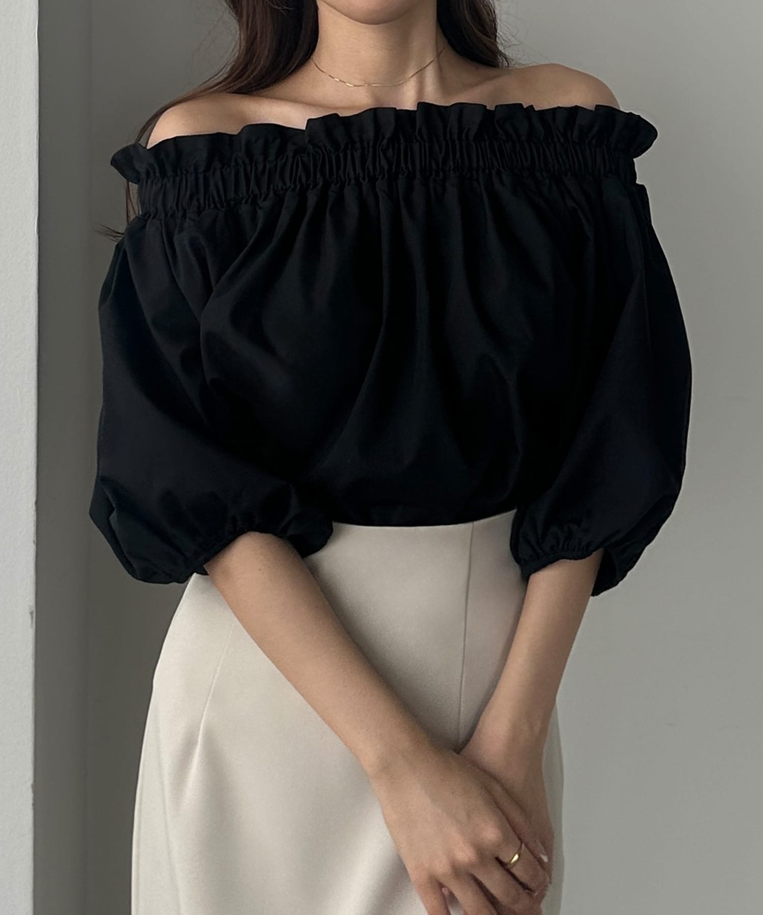 【SALE／73%OFF】JUNOAH Louere フリルオフショルブラウス ジュノア トップス シャツ・ブラウス ネイビー ホワイト ブラックのサムネイル