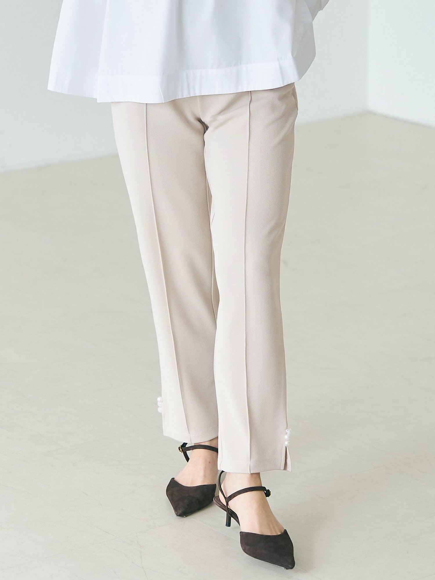 coca 裾パールテーパードパンツ コカ パンツ スラックス・ドレスパンツ ベージュ ブラックのサムネイル