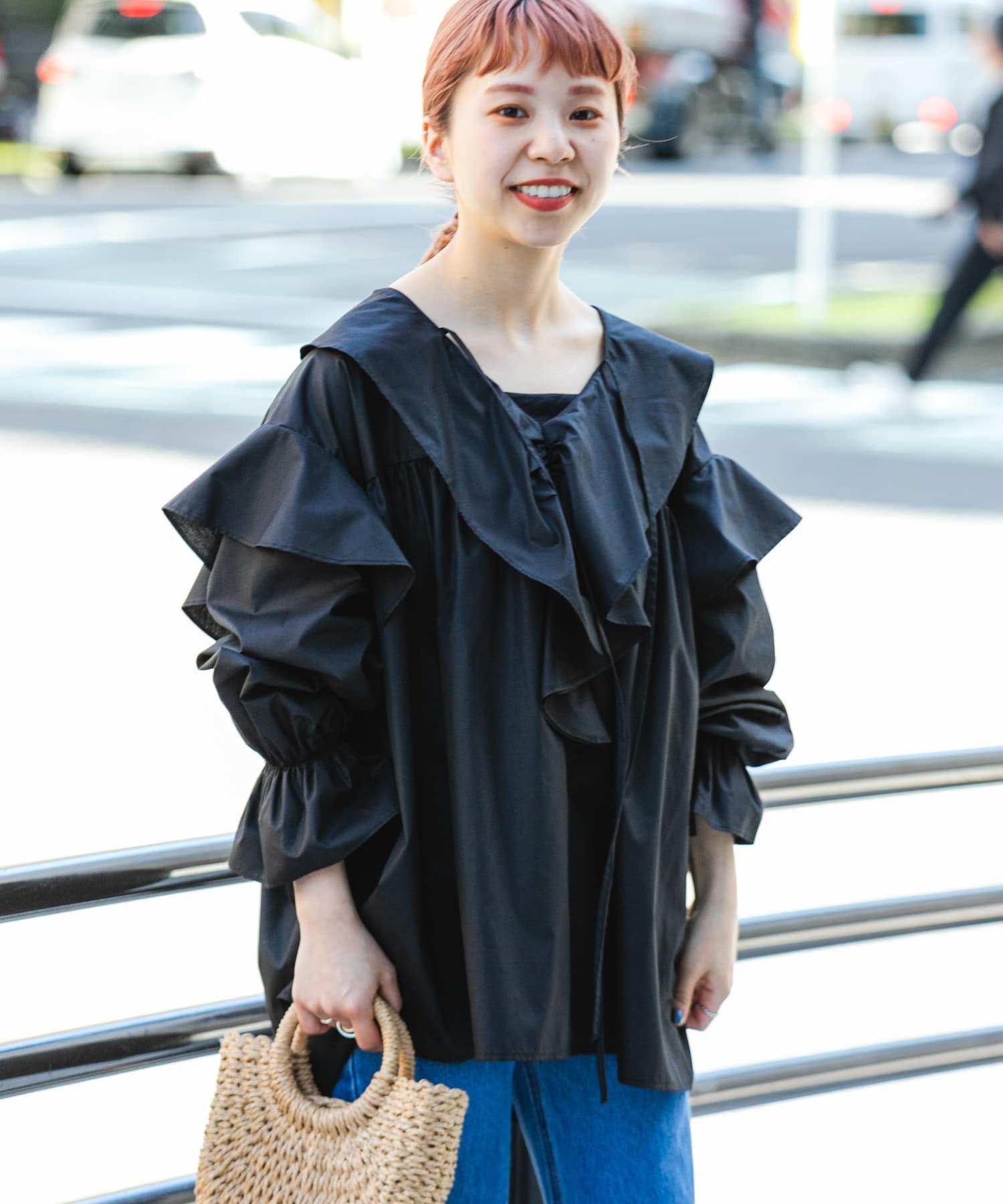 ITEMS 【予約】ラッフルVネックブラウス アーバンリサーチアイテムズ トップス シャツ・ブラウス ブラック ホワイト【送料無料】のサムネイル