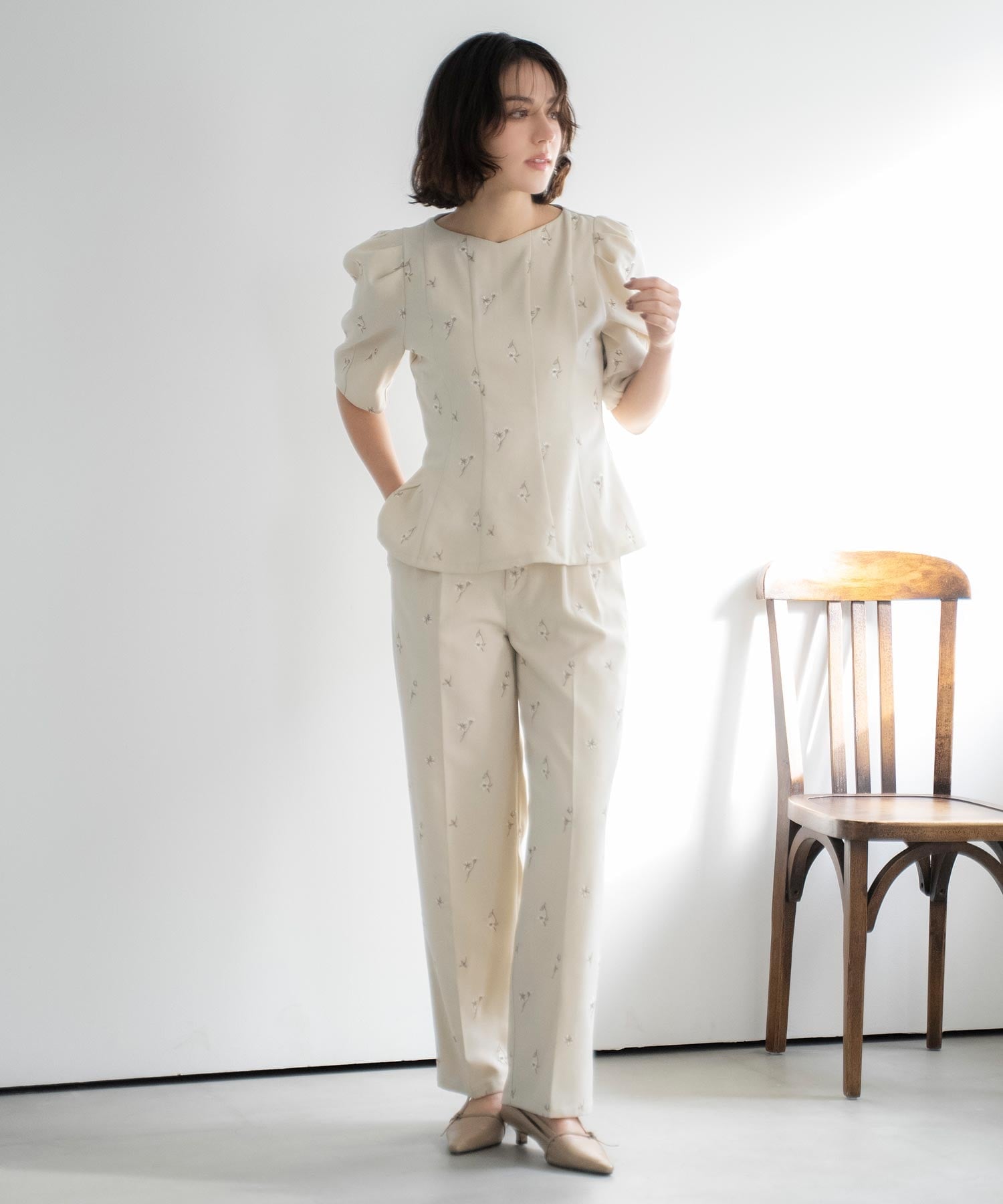 Noela 【Premium】フラワー刺繍パンツ ノエラ パンツ その他のパンツ ベージュ ネイビー