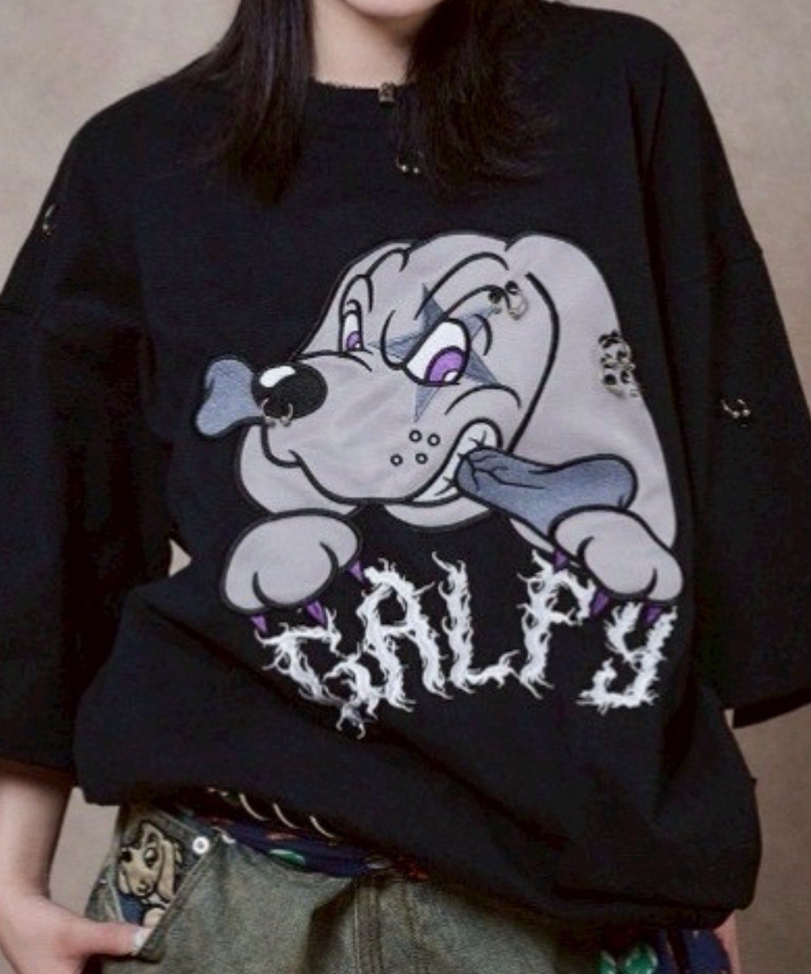 【GALFY】バチバチピアスTee ネバーマインドザエックスユー／チカシツプラス トップス カットソー・Tシャツ グレー ブラック