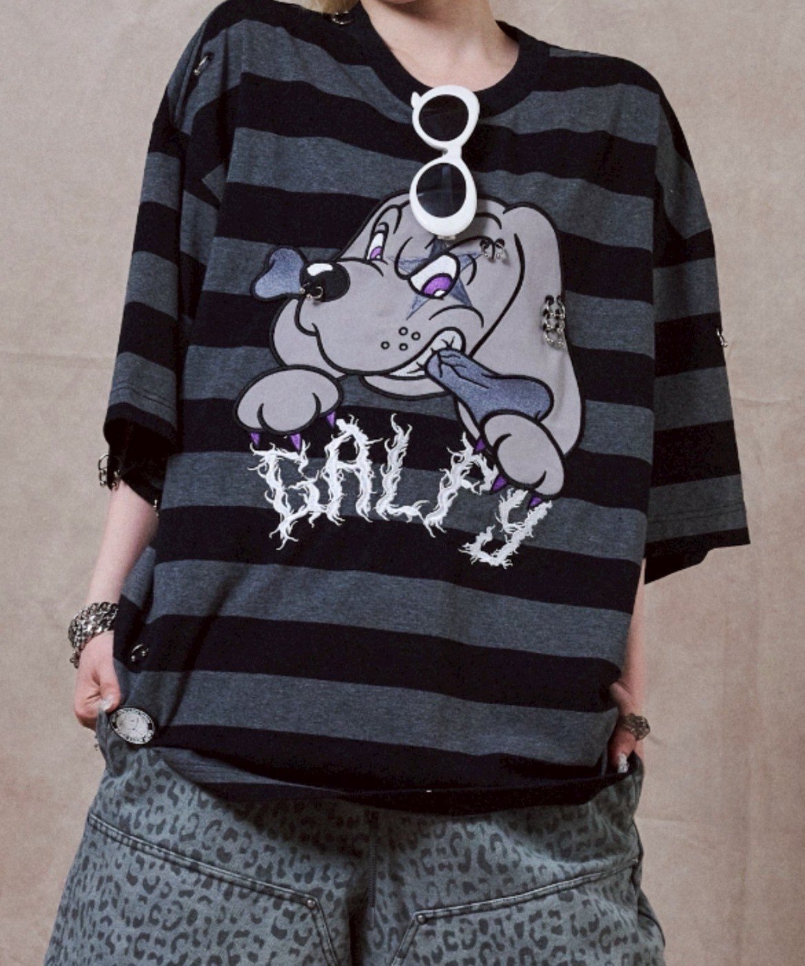 【GALFY】バチバチピアスTee ネバーマインドザエックスユー／チカシツプラス トップス カットソー・Tシャツ グレー ブラック