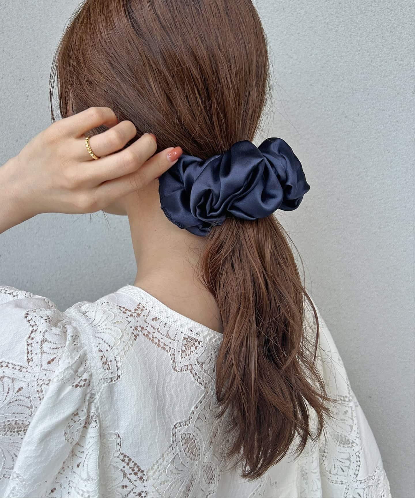 【SALE／30%OFF】SLOBE IENA A Bronze Age/ブロンズエイジ SILKシュシュ/NAVY OVERSIZED SILK SCRUNCHIE スローブ イエナ ヘアアクセサリー その他のヘアアクセサリー ネイビー【送料無料】