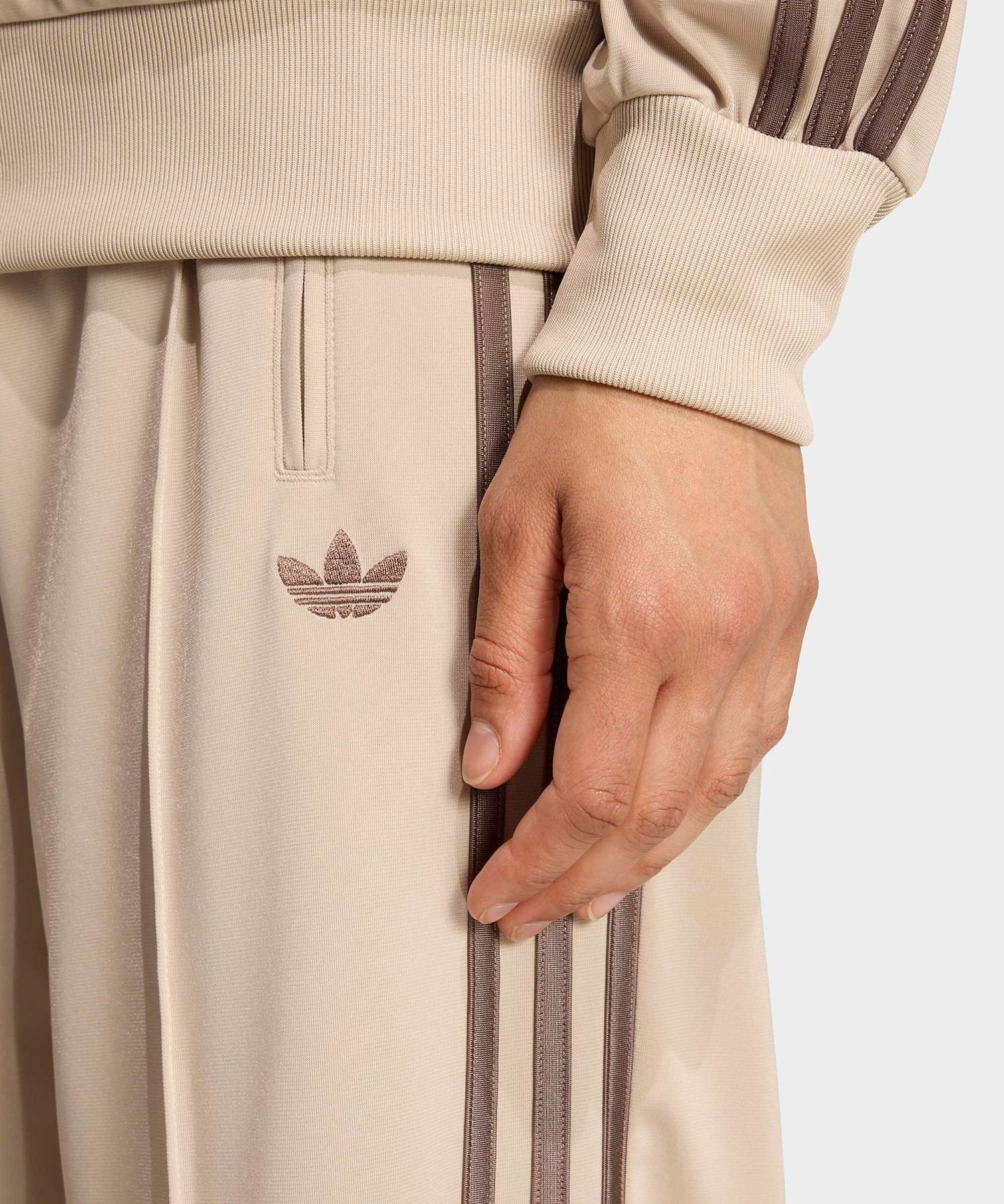SALON adam et rope' 【adidas(アディダス)】FIREBIRD LOOSE TRACK PANTS サロン アダム エ ロペ パンツ その他のパンツ ベージュ【送料無料】