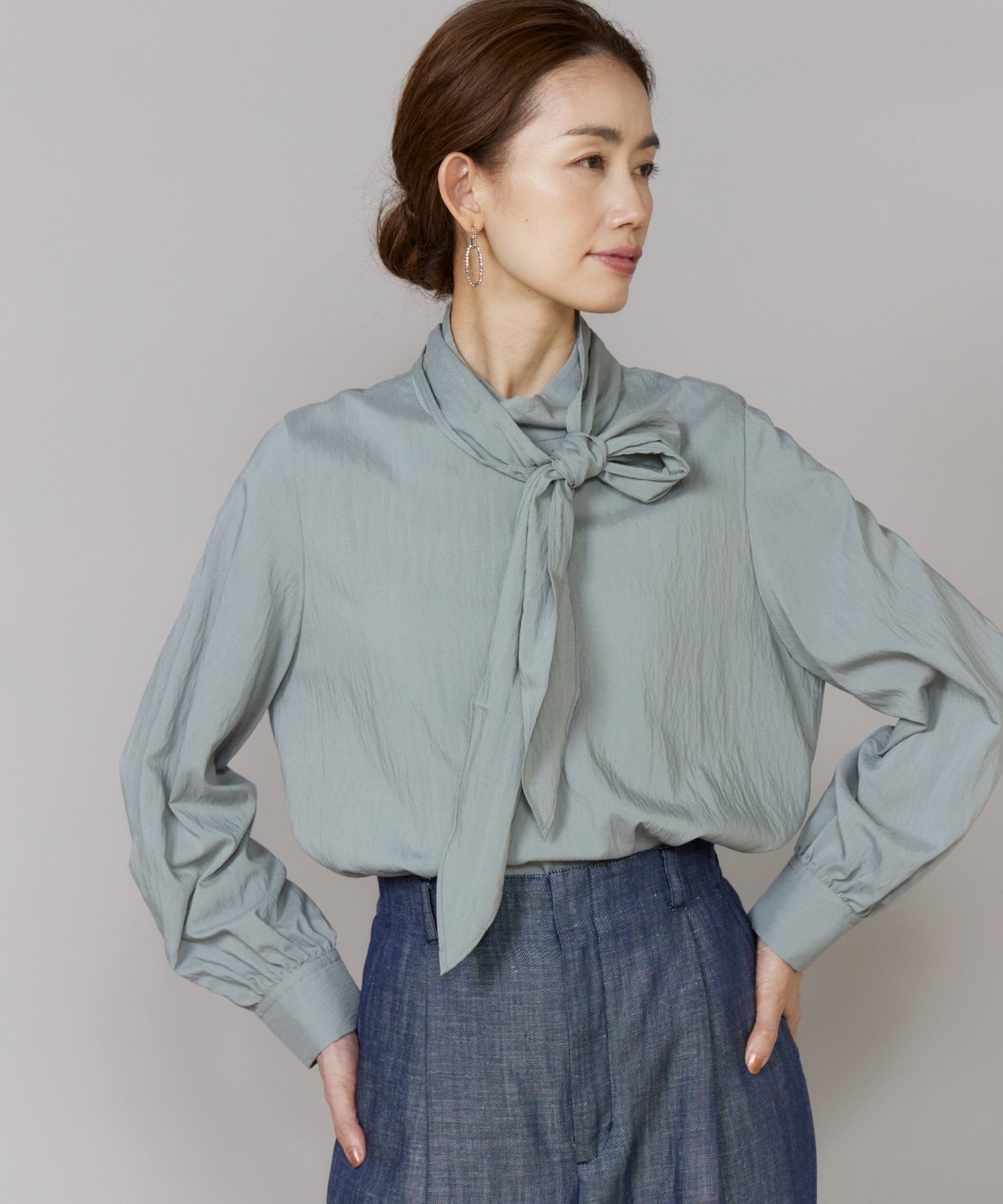 Le Souk 《大きいサイズ》ハイネックボウタイ付きブラウス イネド トップス シャツ・ブラウス ブルー