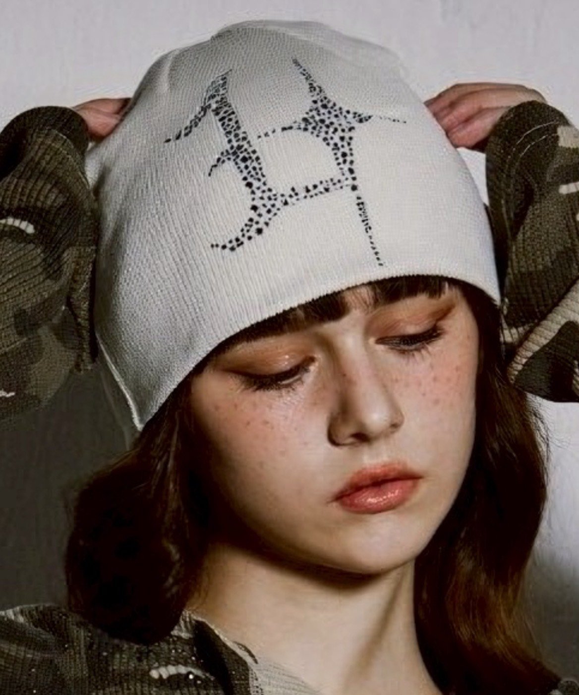 GATELESS 【GATELESS】GL HOTFIX BEANIE ネバーマインドザエックスユー／チカシツプラス 帽子 ニット帽・ビーニー ブラック グレー ホワイト【送料無料】